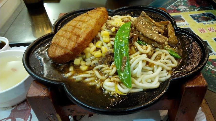 善緣齋餐廳的鐵板排餐，色香味俱全。(翻攝網路)