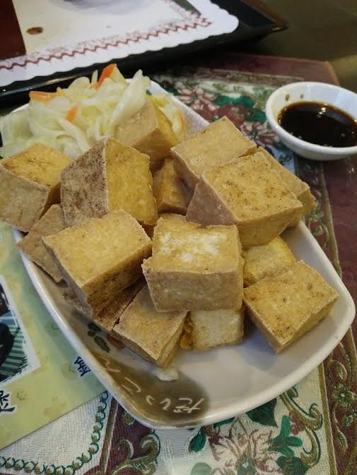 點心炸豆腐搭配台式泡菜解膩，是李志誠的最愛之一。(80元/份，翻攝網路）