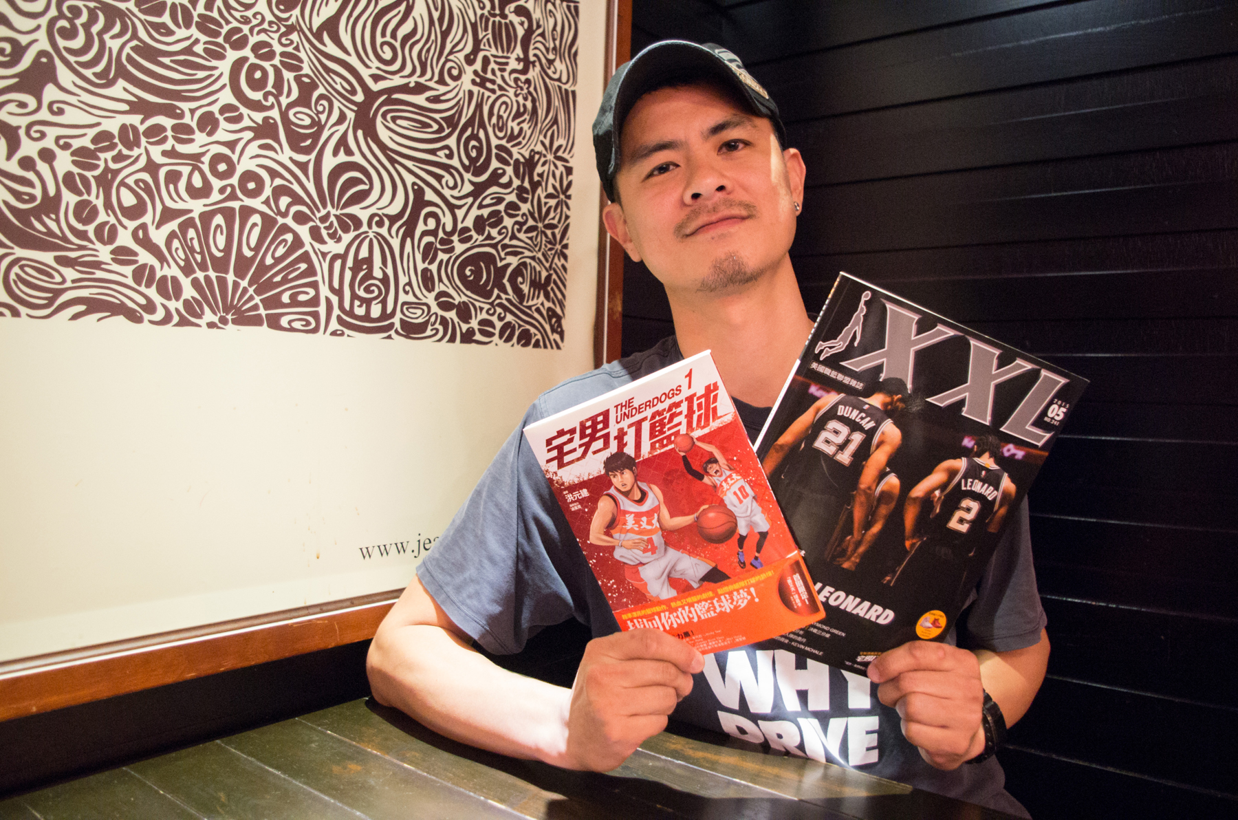 《XXL》總編輯張瓏正認為喜歡NBA的人，應該也會喜歡籃球漫畫；加上是本土作者的作品，讓他決定主動找洪元建合作。