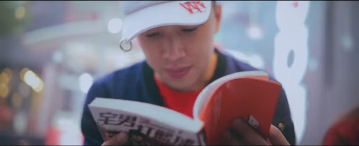 在嘻哈音樂品牌逆流音樂的最新MV裡，也可以看到《宅男打籃球》的出現。（圖片擷取自Youtube）