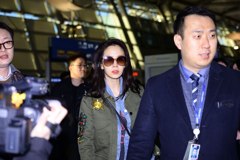 宋智孝出現在仁川機場時，配戴Fakeme墨鏡搭機。