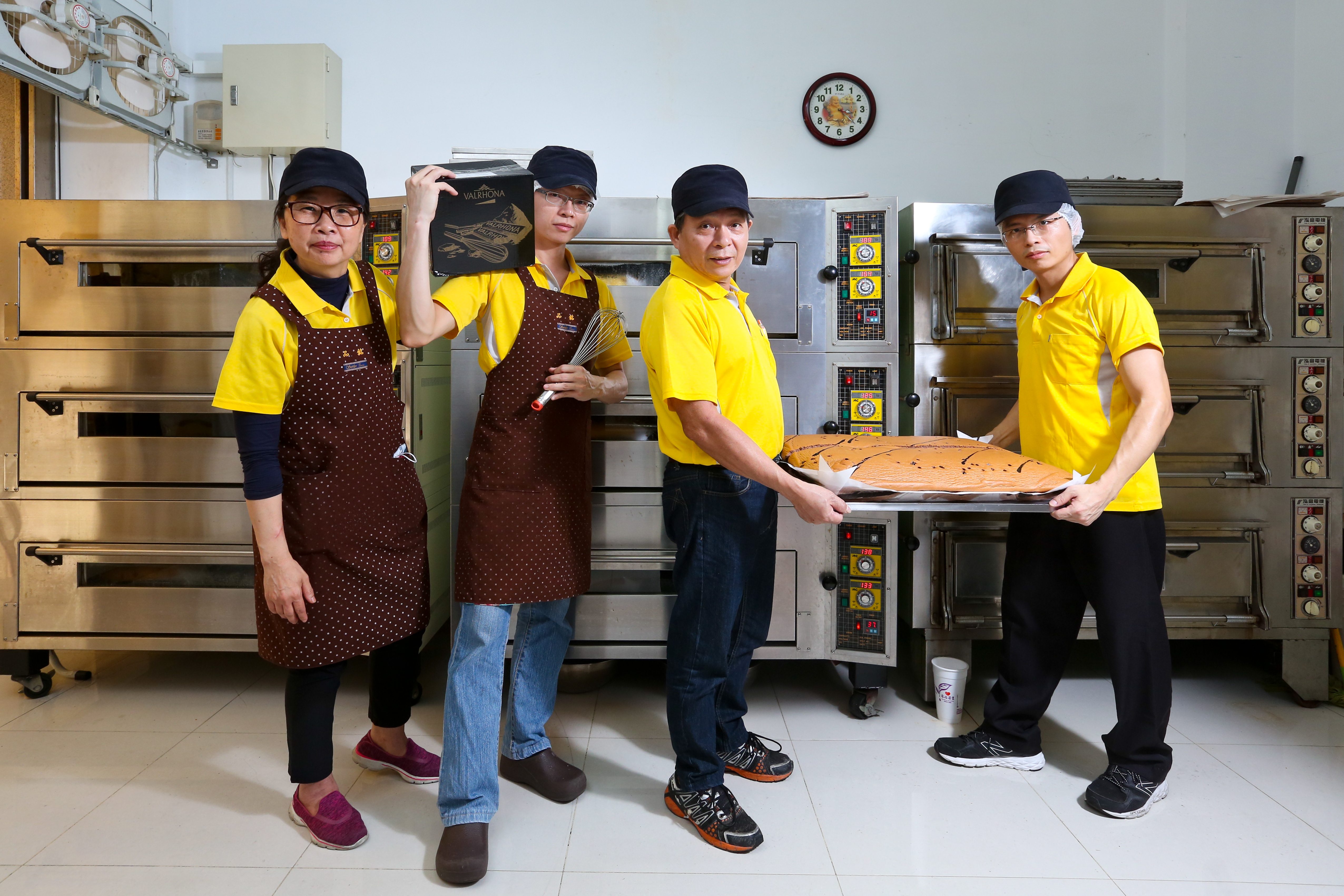 吳家人齊心協力，以無油蛋糕挺過食安危機，現在第一代老闆夫妻（左1、左3）已退休，將舞台留給2個兒子（左2、右1）。