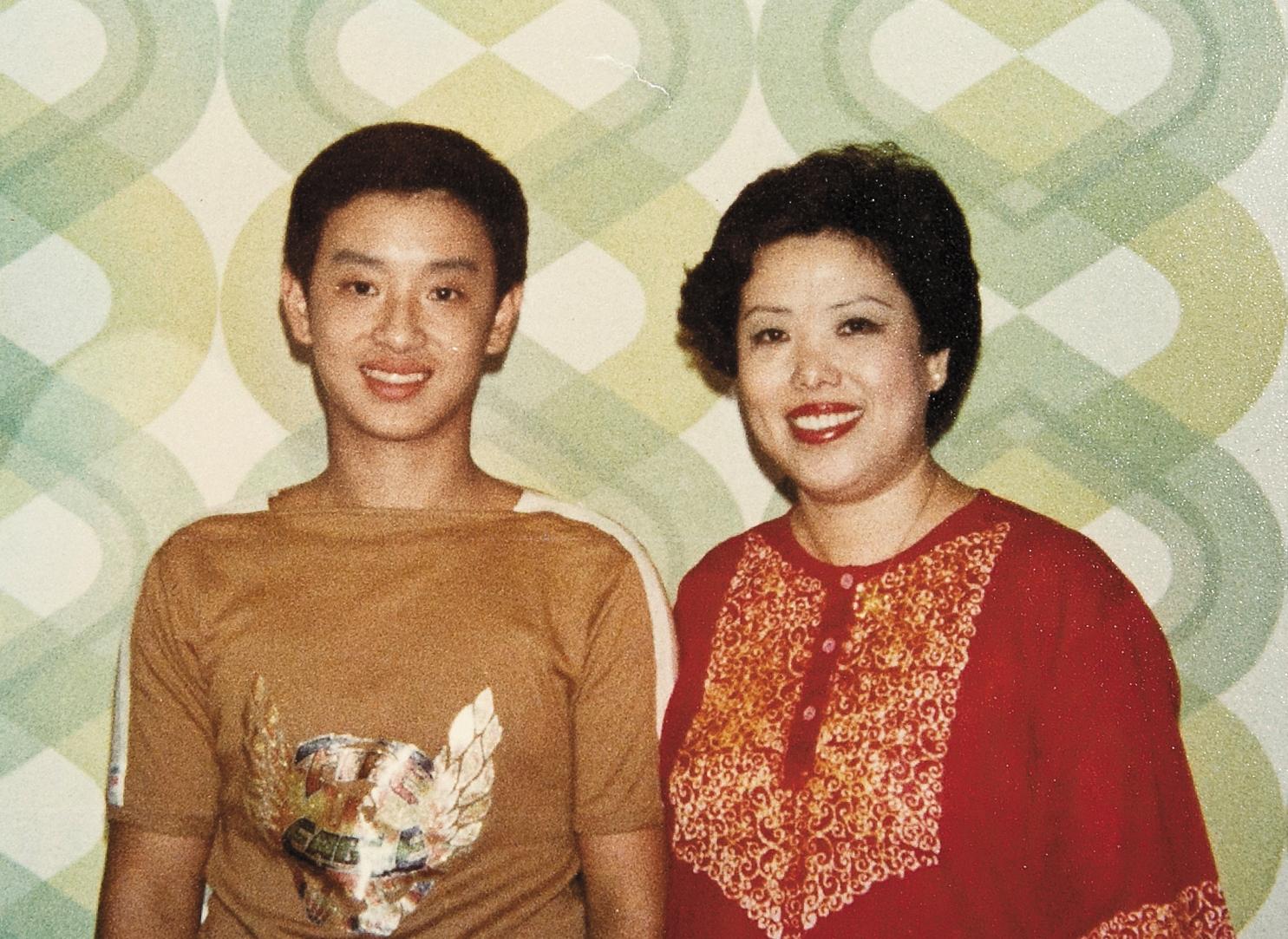 施文彬（左）笑稱自己當年是妨礙了陳映真與母親結婚的「拖油瓶」。（裴深言提供）
