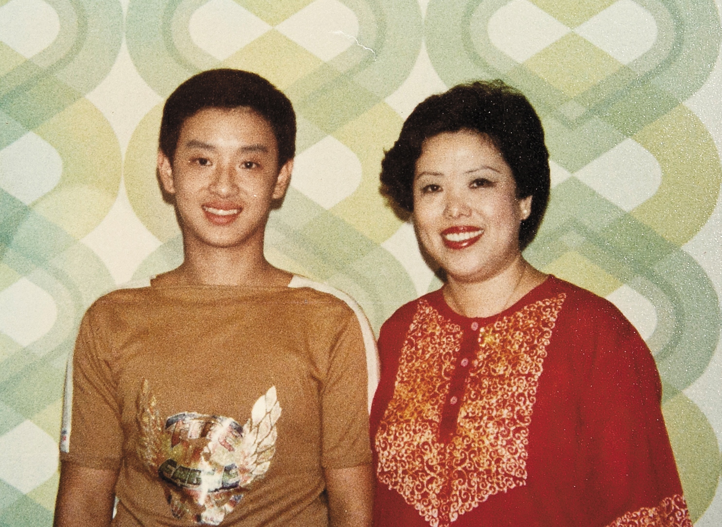 施文彬（左）笑稱自己當年是妨礙了陳映真與母親結婚的「拖油瓶」。（裴深言提供）