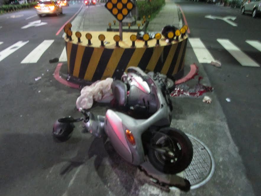 機車騎士相撞後，在現場留下一大灘血跡。