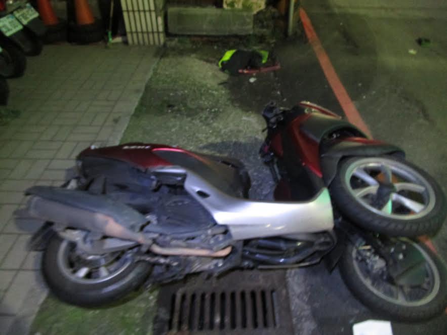 兩機車相撞後，噴飛到一旁民宅。