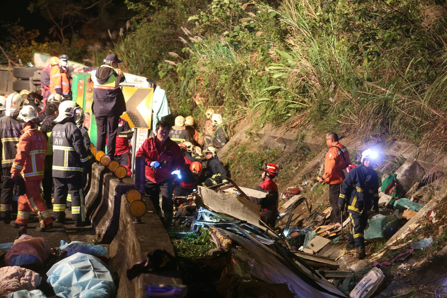 警消在遊覽車翻覆處緊急搜尋，把握黃金時間搶救傷患。