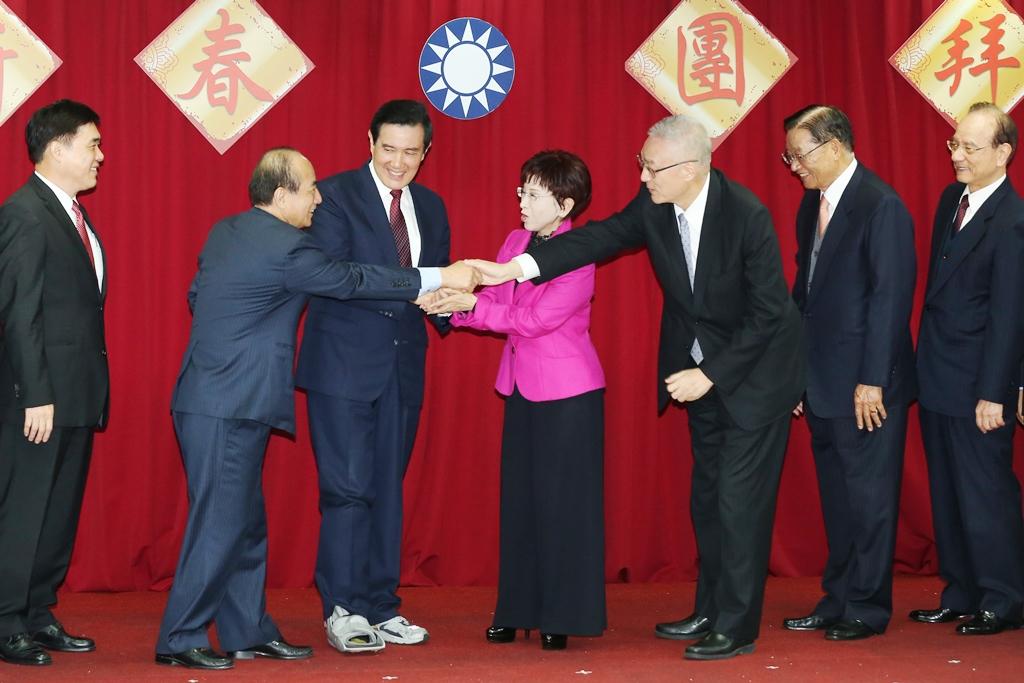 前立法院長王金平是本土票源指標，洪秀柱及吳敦義都尋求爭取支持。圖為國民黨中央新春團拜。