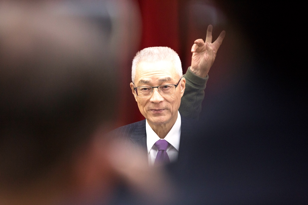 吳敦義布局縝密，強勢叩關黨主席寶座，原本力挺郝的立委也普遍轉向挺吳。
