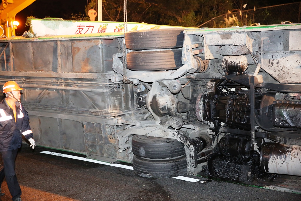 康姓駕駛的遊覽車昨晚在國道五號翻覆，胎紋淺減少抓地力，恐是事故其中一個原因。