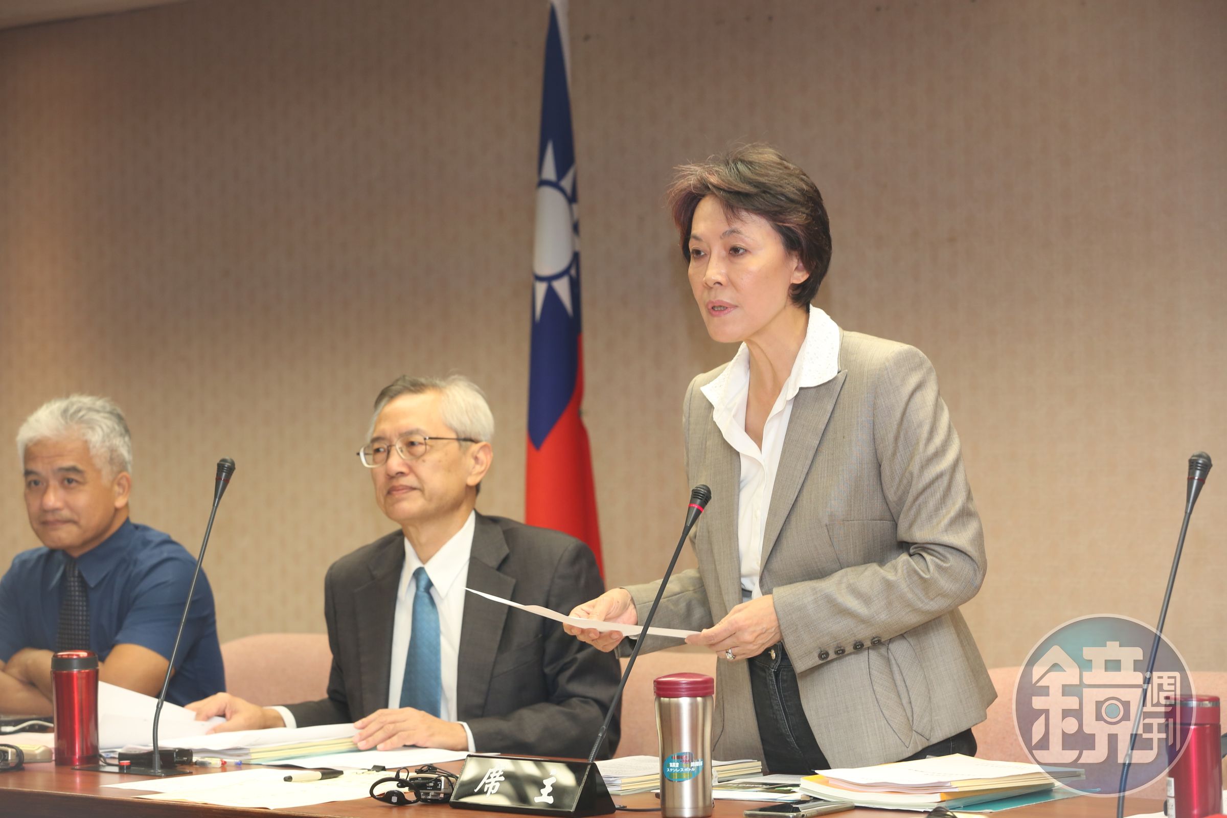 王系人馬資深立委黃昭順（右），替吳敦義操盤高雄地區選票。