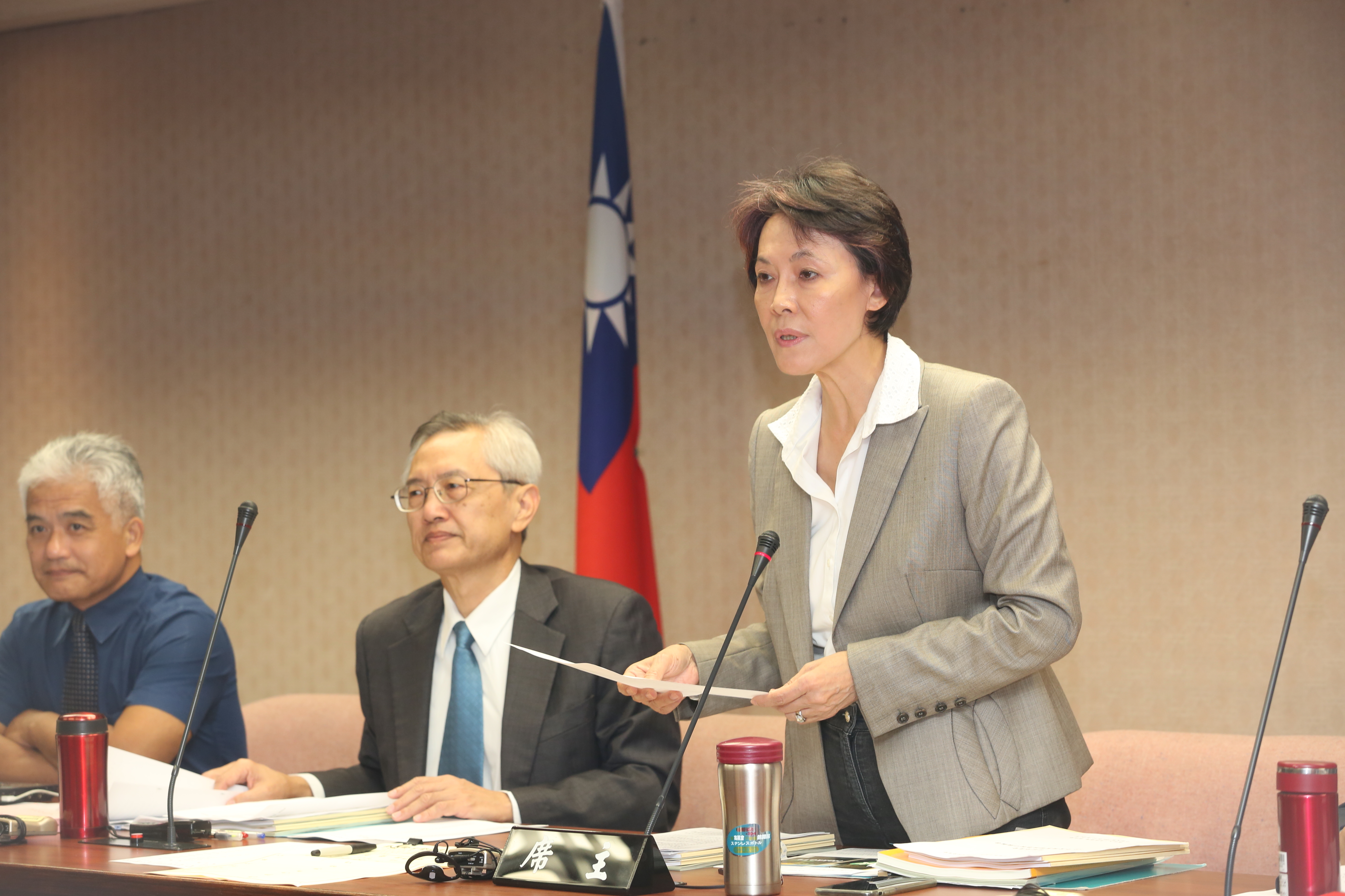王系人馬資深立委黃昭順（右），替吳敦義操盤高雄地區選票。