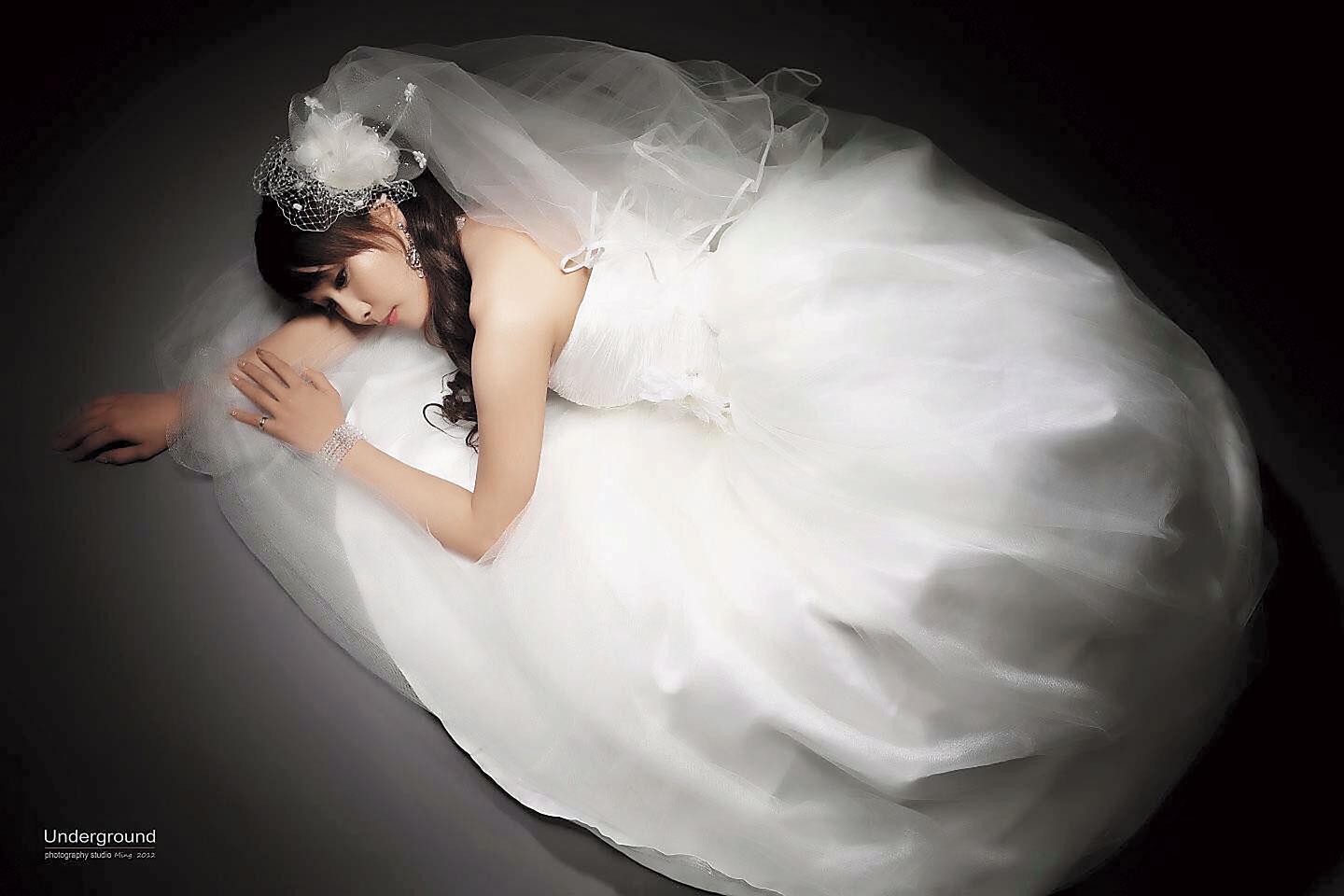 邱惠美情路坎坷,結婚時沒拍婚紗,前夫往生後,才去拍了單人婚紗。(邱惠美提供)