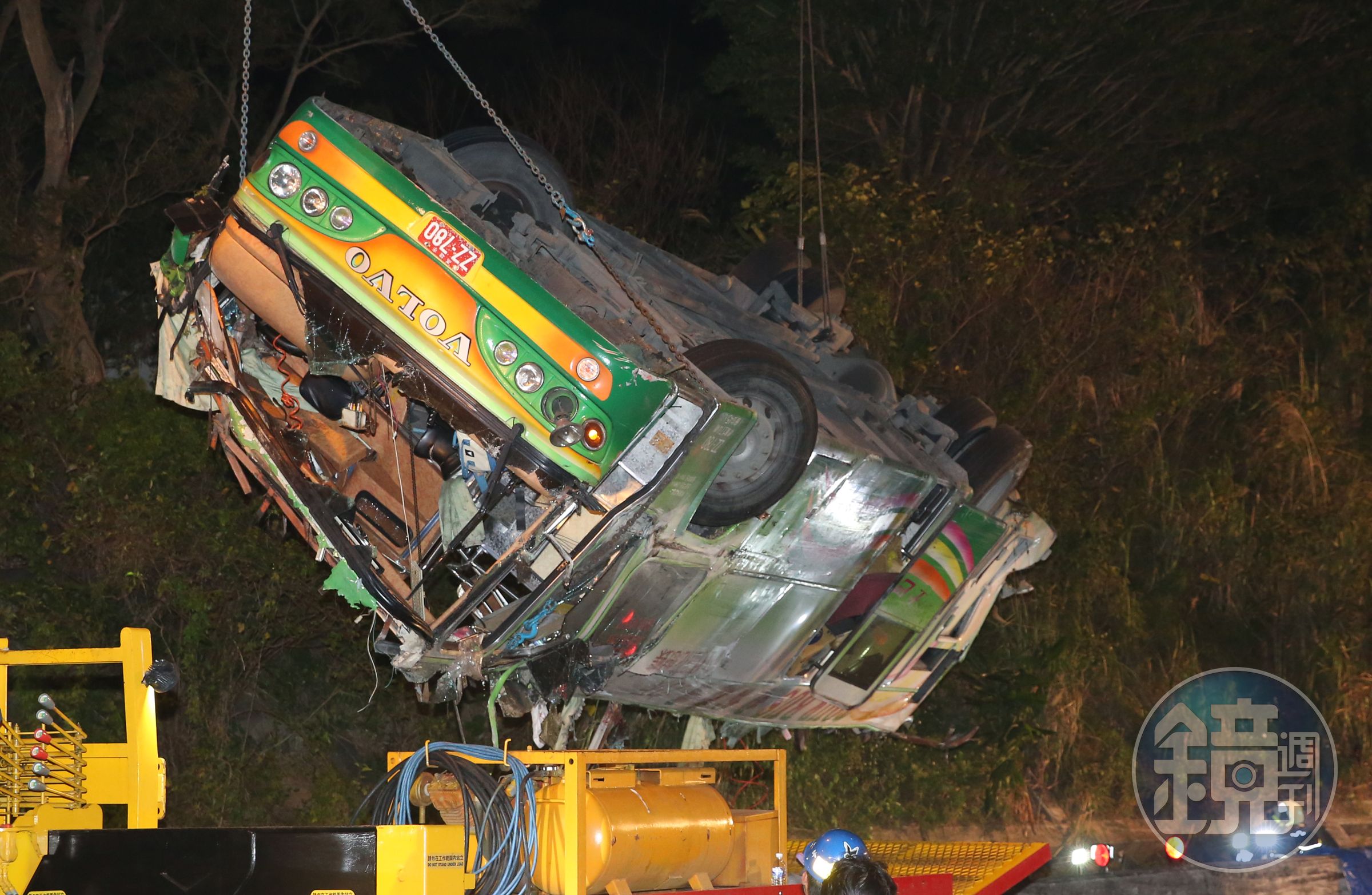 翻覆的遊覽車被吊起。