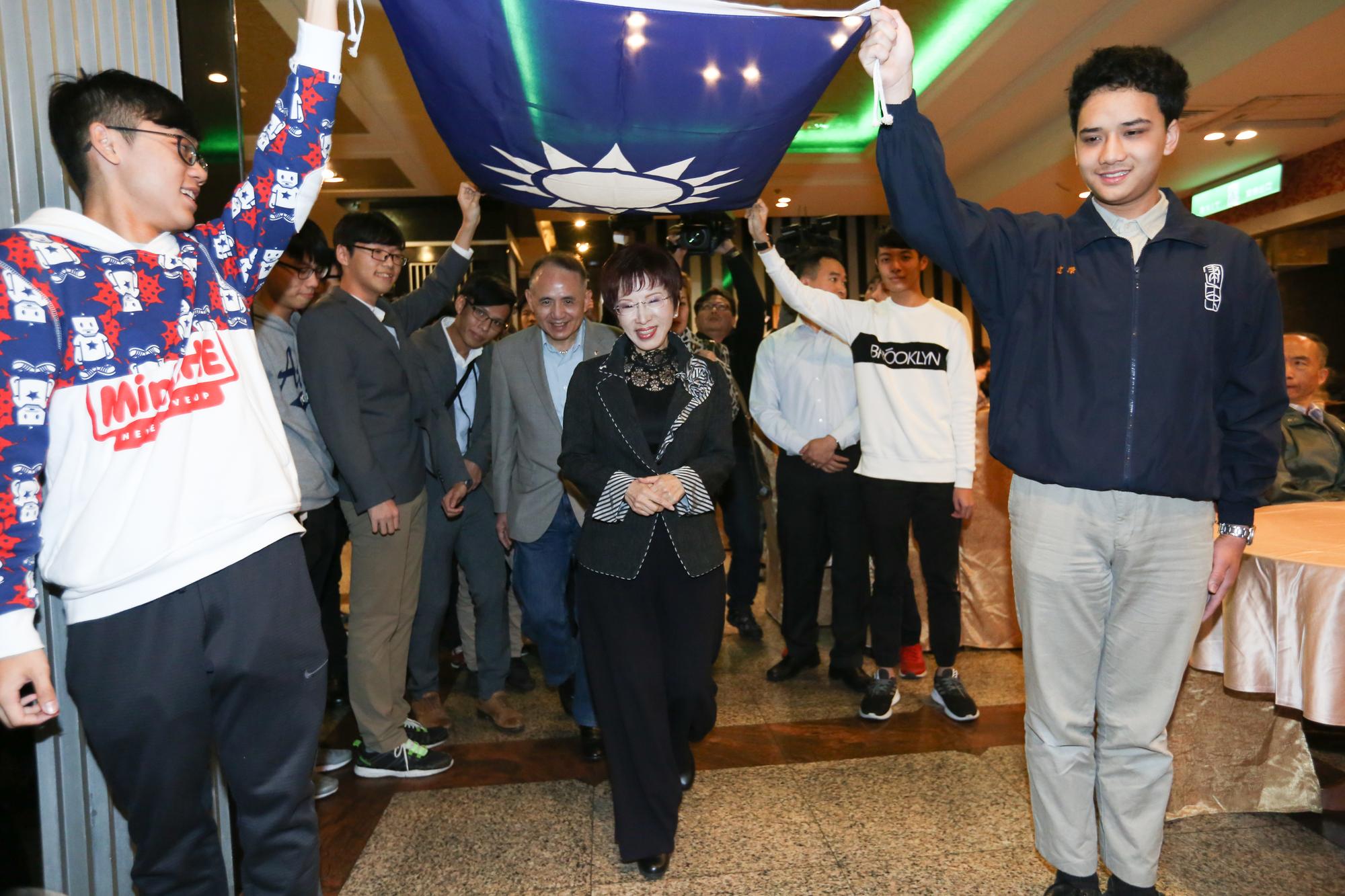 洪秀柱參加海峽兩岸公共事務協會春酒時，非常開心，似乎對黨主席選舉信心滿滿。