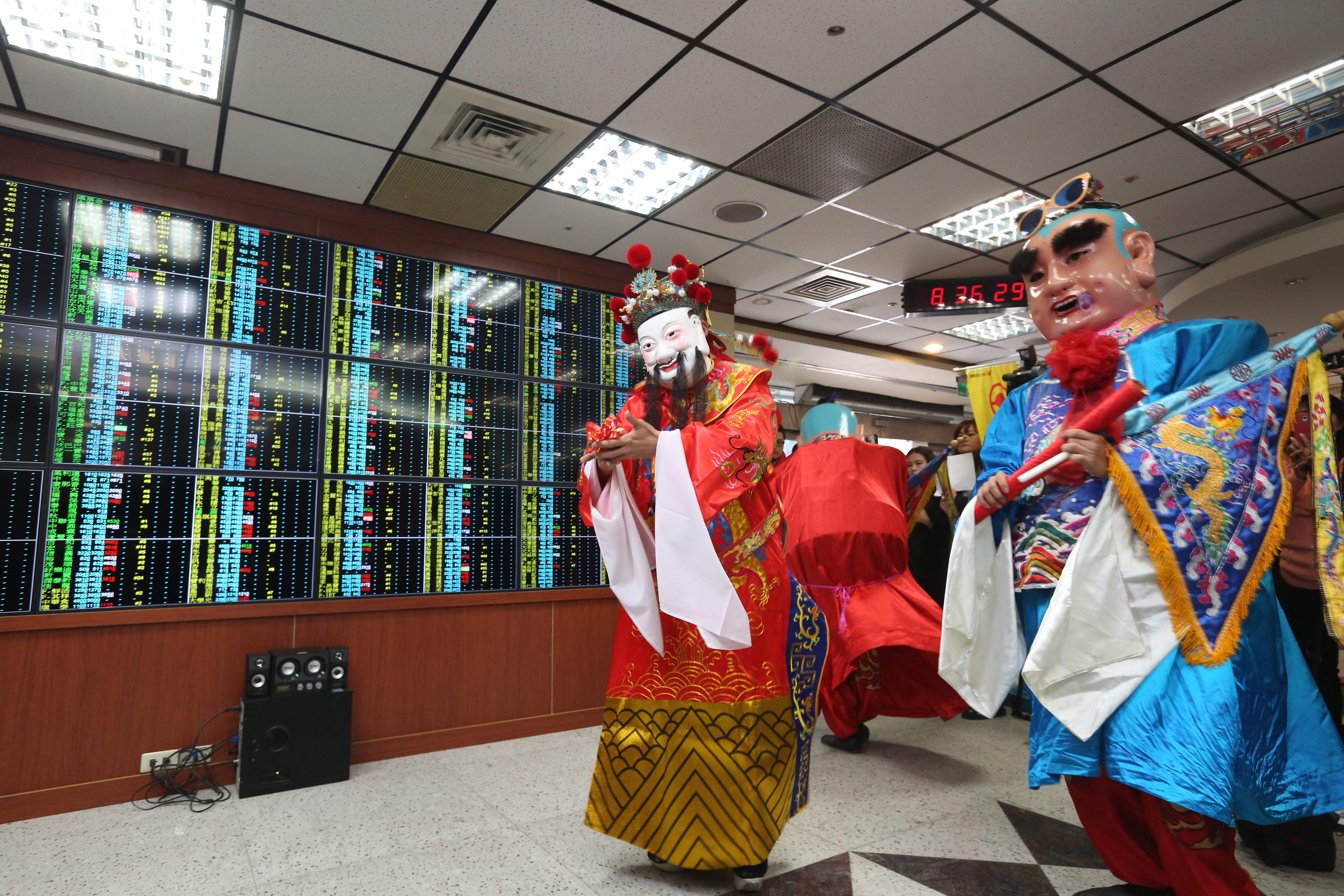 上市公司大股東與投資人自己救自己，不只對抗了猖獗的空頭勢力，還演出令人驚喜的逆轉勝。