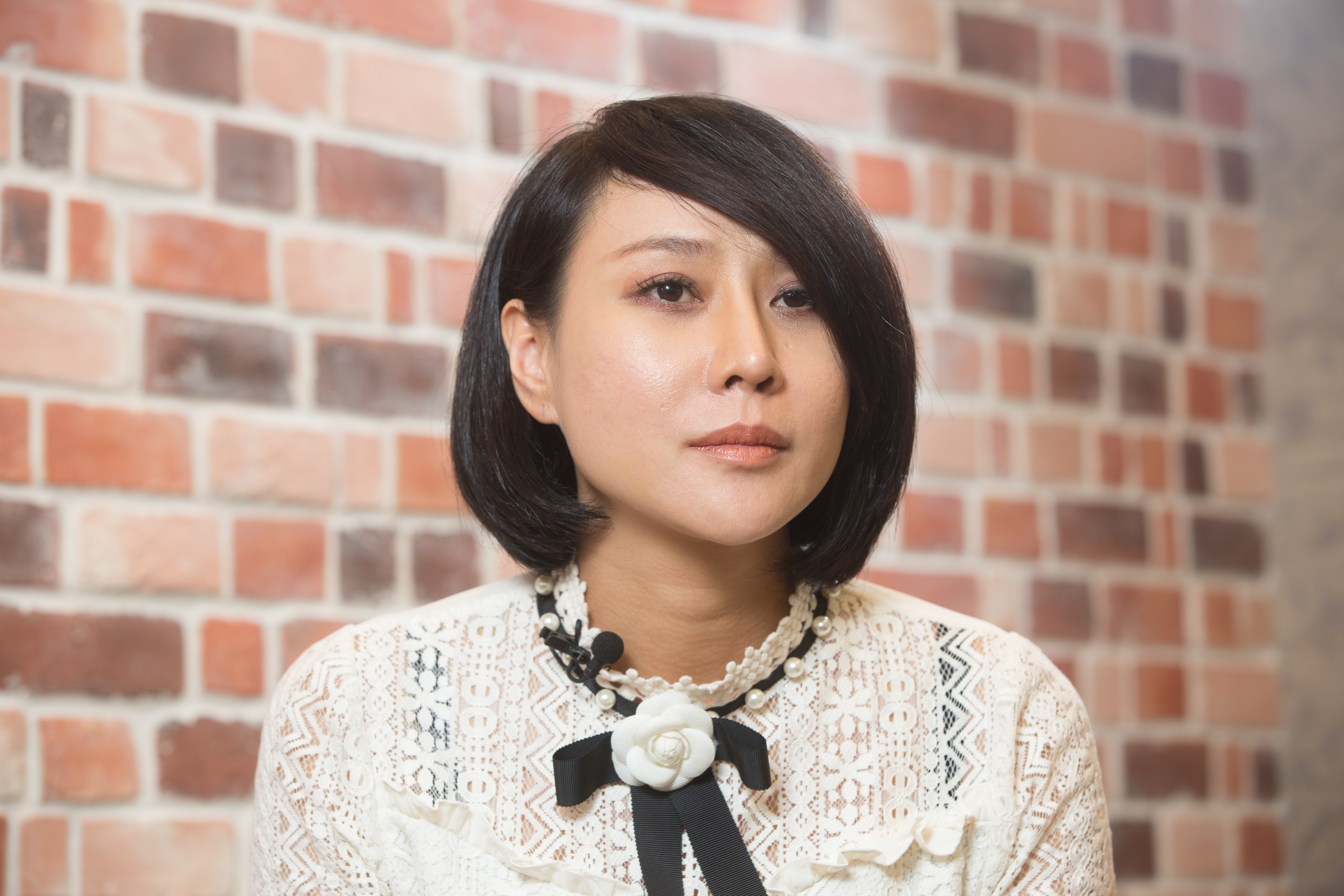 邱惠美因與大陸前男友親密合照曝光，最後辭去童仲彥服務處主任一職。