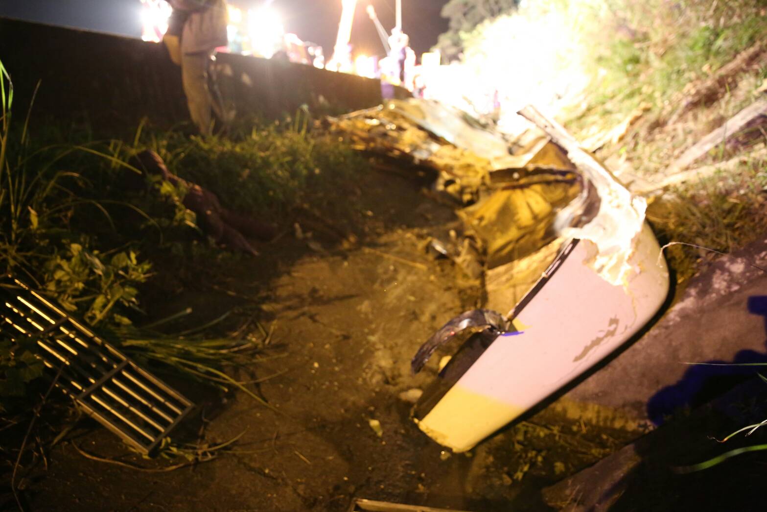 事發現場,翻覆的遊覽車撞段護欄。