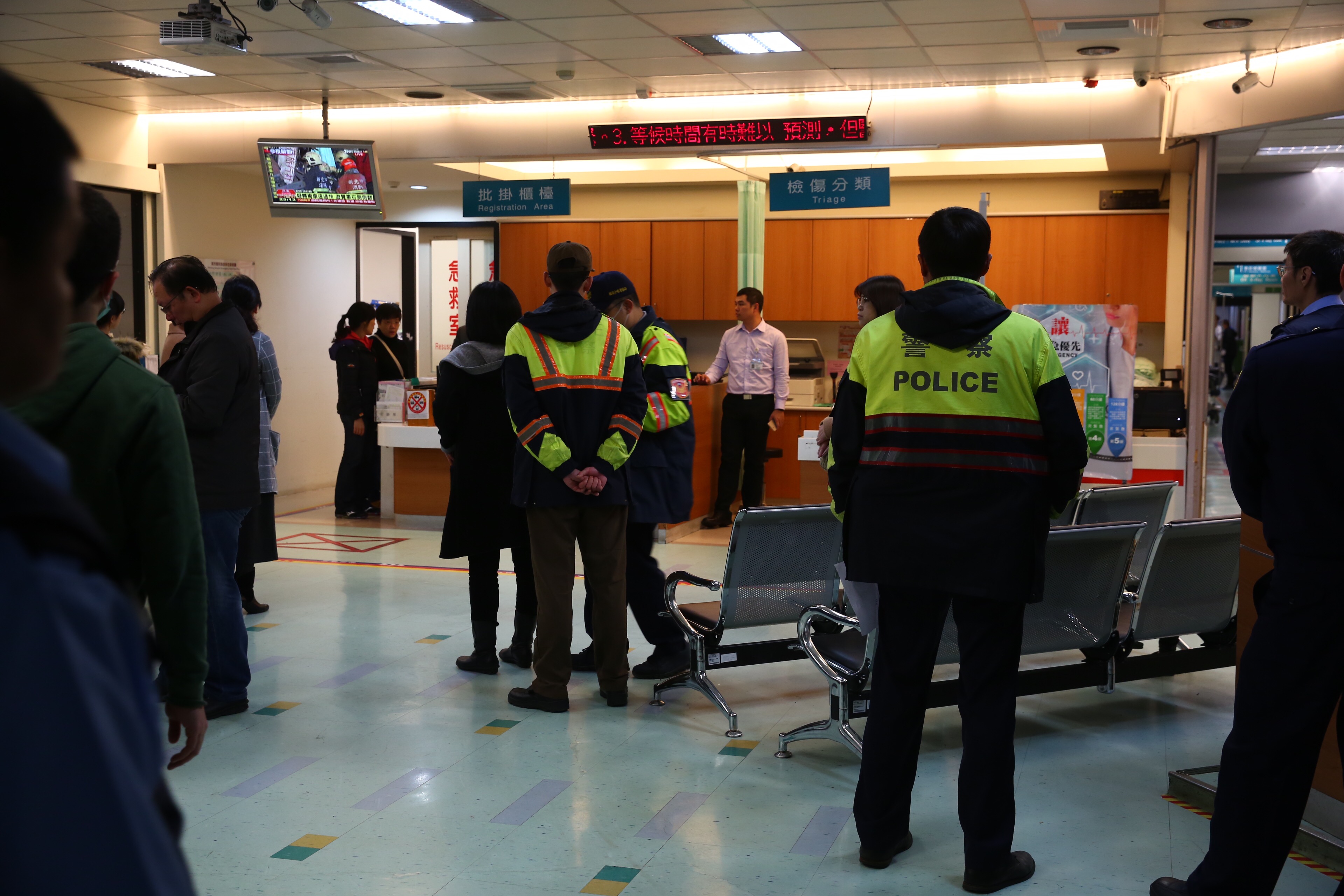 昨晚發生遊覽車翻覆重大事故，消防單位全力搶救。