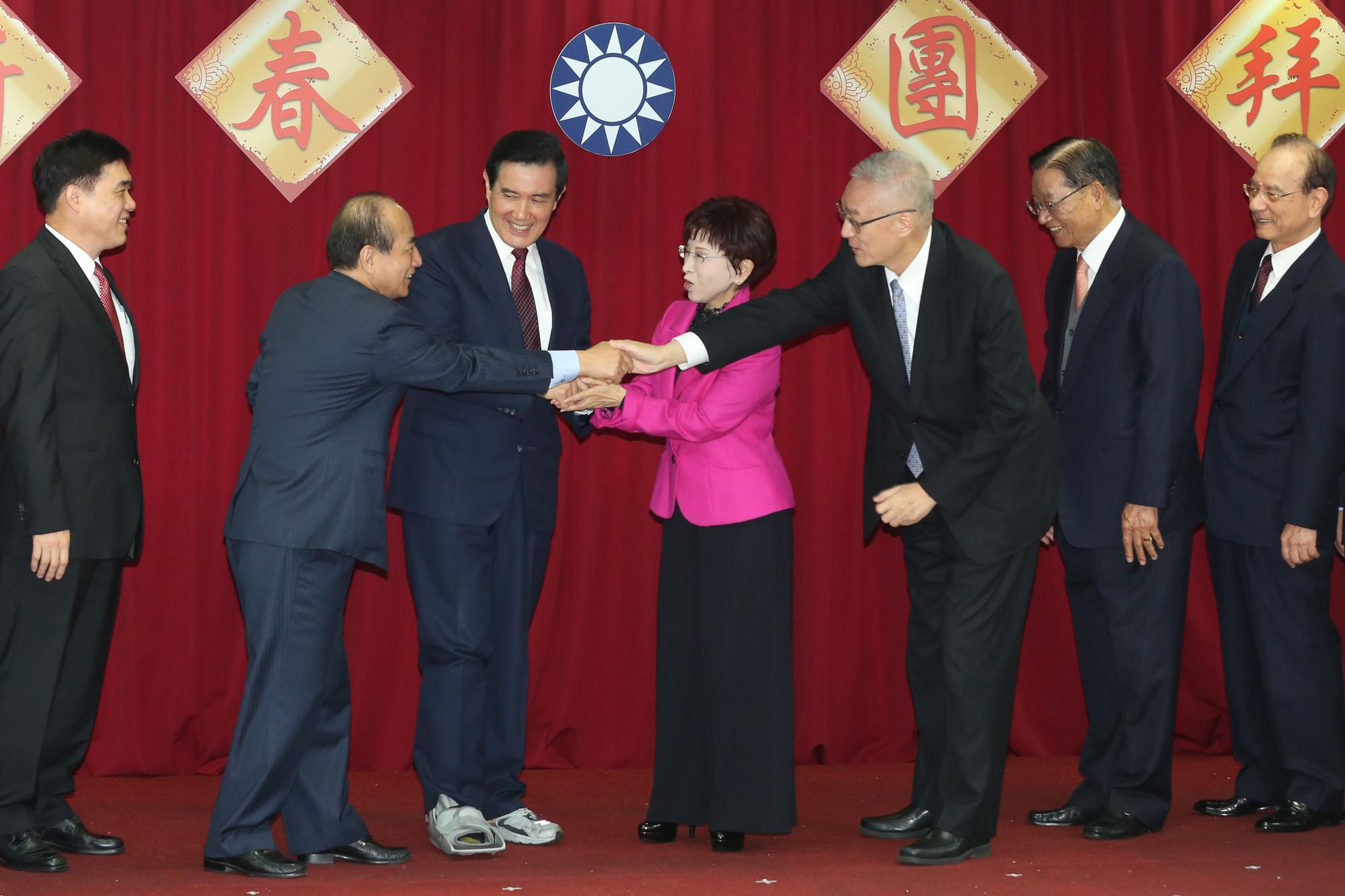 前立法院長王金平是本土票源指標，洪秀柱及吳敦義都尋求爭取支持。圖為國民黨中央新春團拜。