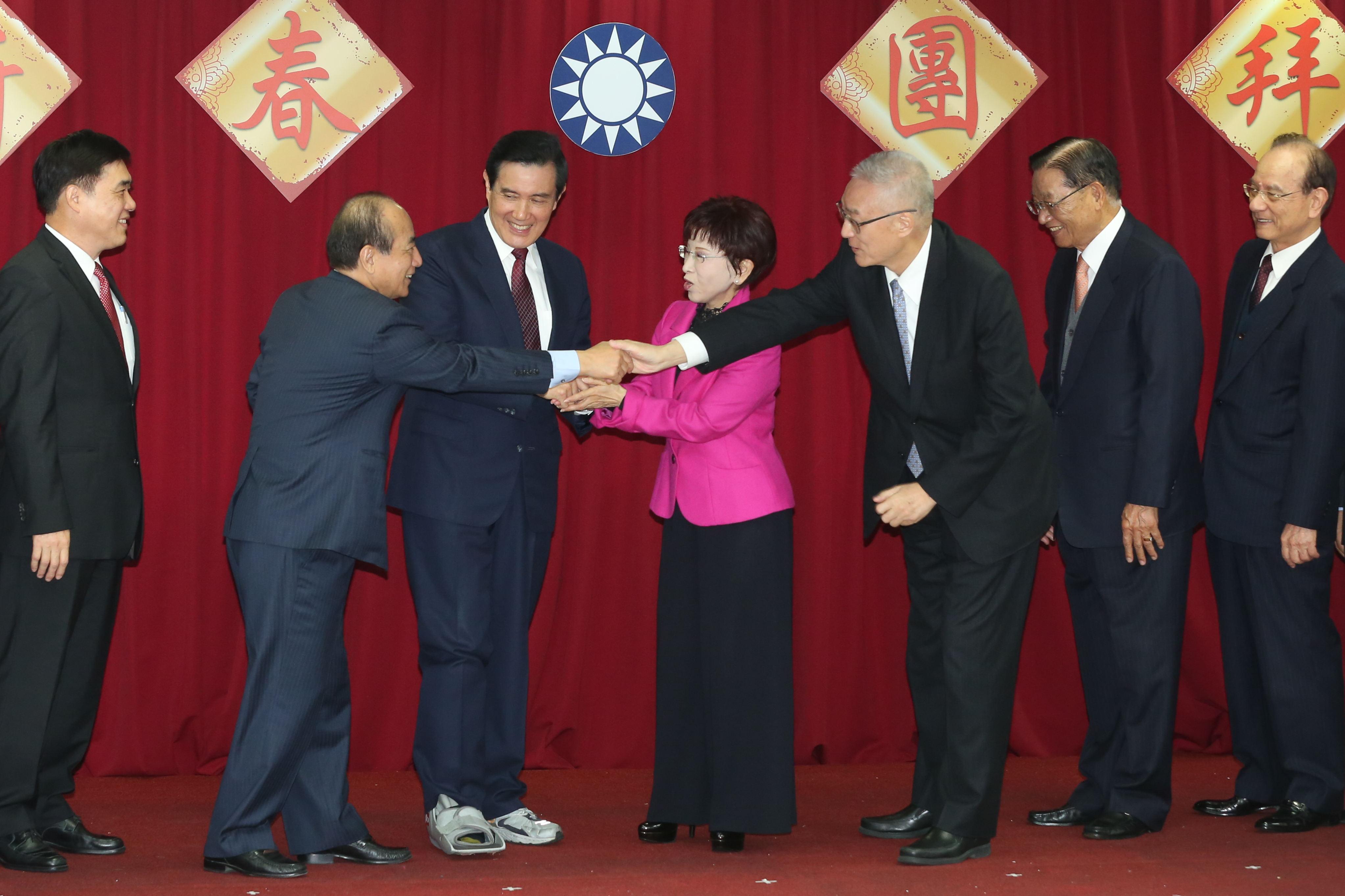 前立法院長王金平是本土票源指標，洪秀柱及吳敦義都尋求爭取支持。圖為國民黨中央新春團拜。