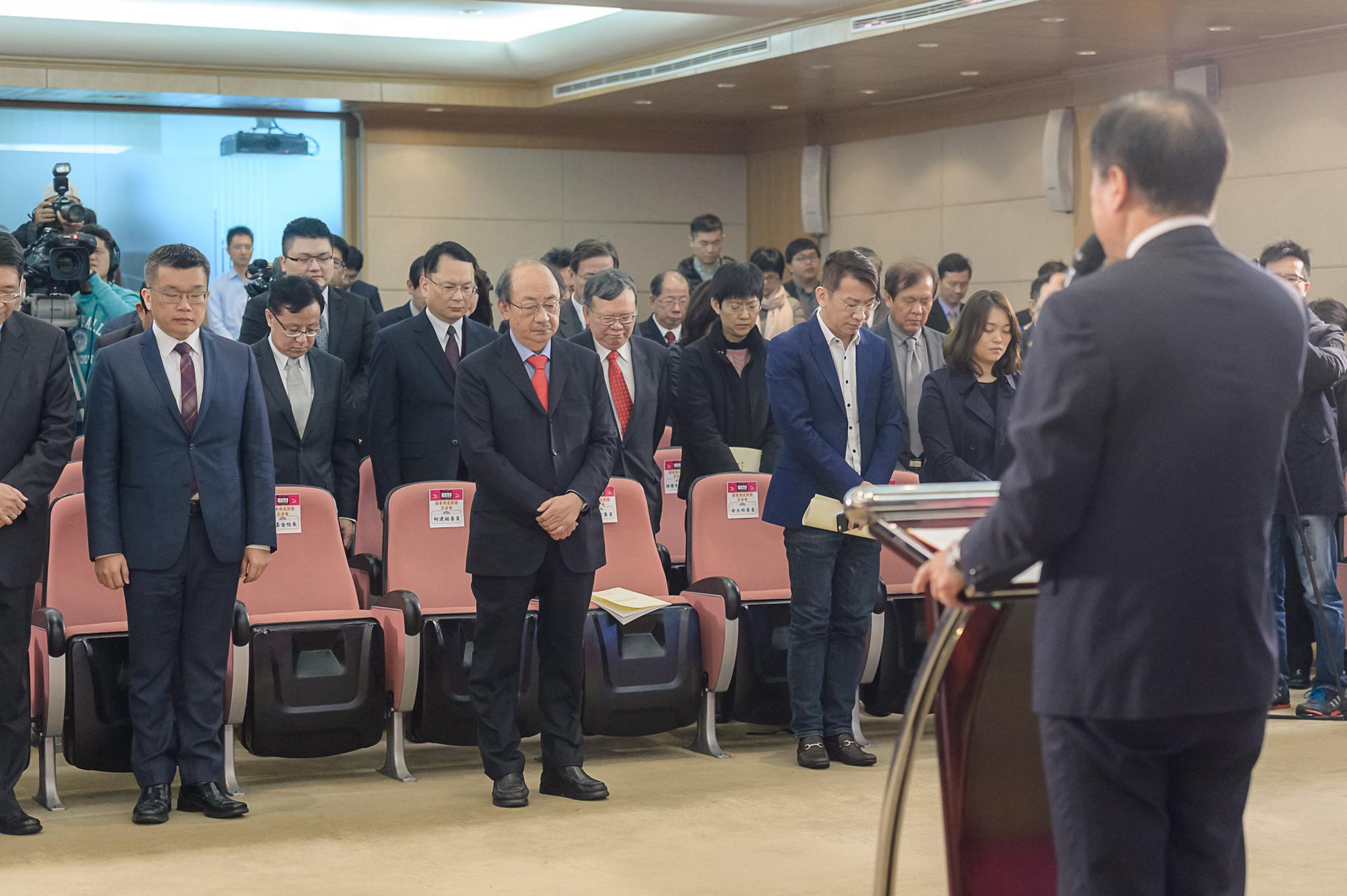 立法院今舉辦國會頻道開播記者會,立法院長蘇嘉全(右)致辭時,率領與會者為國道翻車意外罹難者默哀1分鐘。(立法院提供)