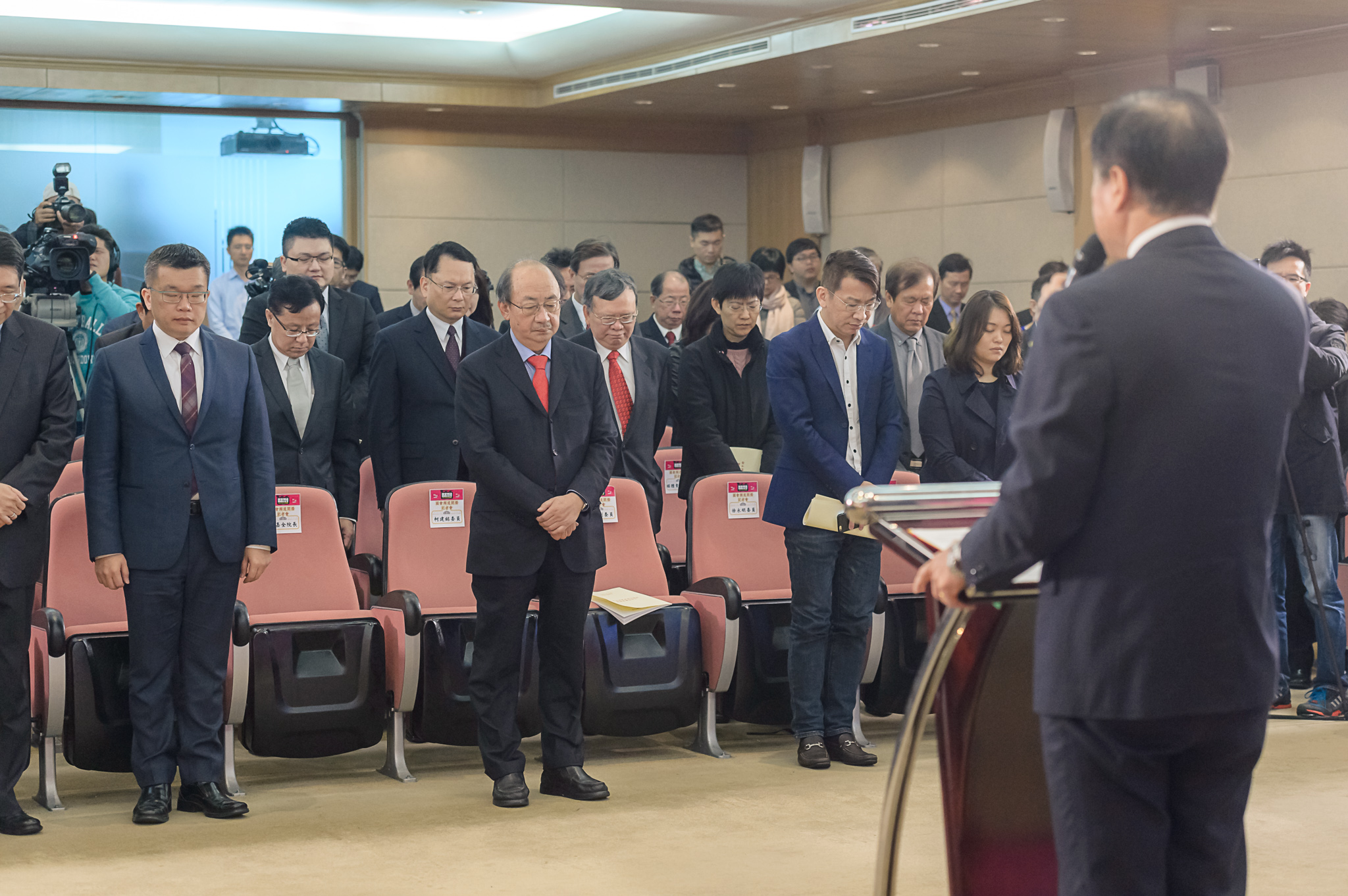 立法院今舉辦國會頻道開播記者會，立法院長蘇嘉全（右）致辭時，率領與會者為國道翻車意外罹難者默哀1分鐘。（立法院提供）