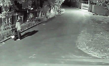 警方出示監視器畫面顯示,王嫌犯案後,往里港方向逃逸時,沿路將凶器還有衣物等物品丟棄。(警方提供)