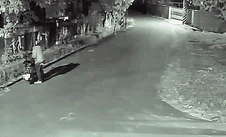 警方出示監視器畫面顯示，王嫌犯案後，往里港方向逃逸時，沿路將凶器還有衣物等物品丟棄。（警方提供）