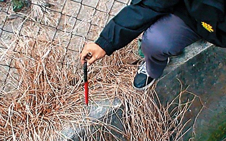 警方帶著王嫌在產業道路旁的水溝中,找到殺害邱女的水果凶刀。