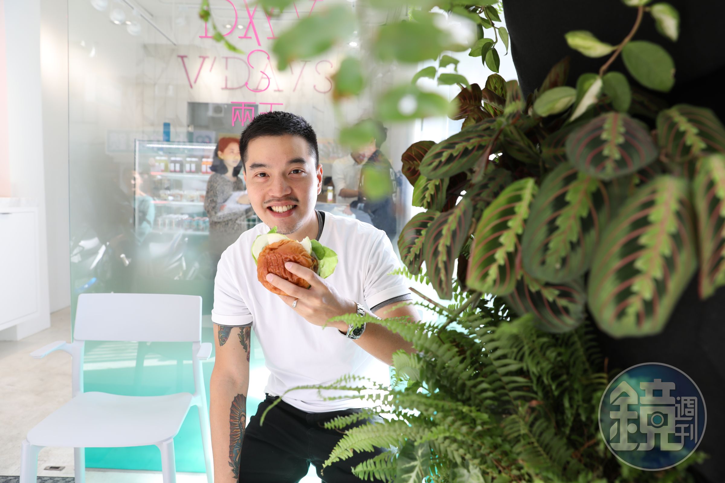 「VDAYS兩天」外帶蔬食的老闆陳冠翰研發蔬食漢堡，讓人吃漢堡不再有深深罪惡感。