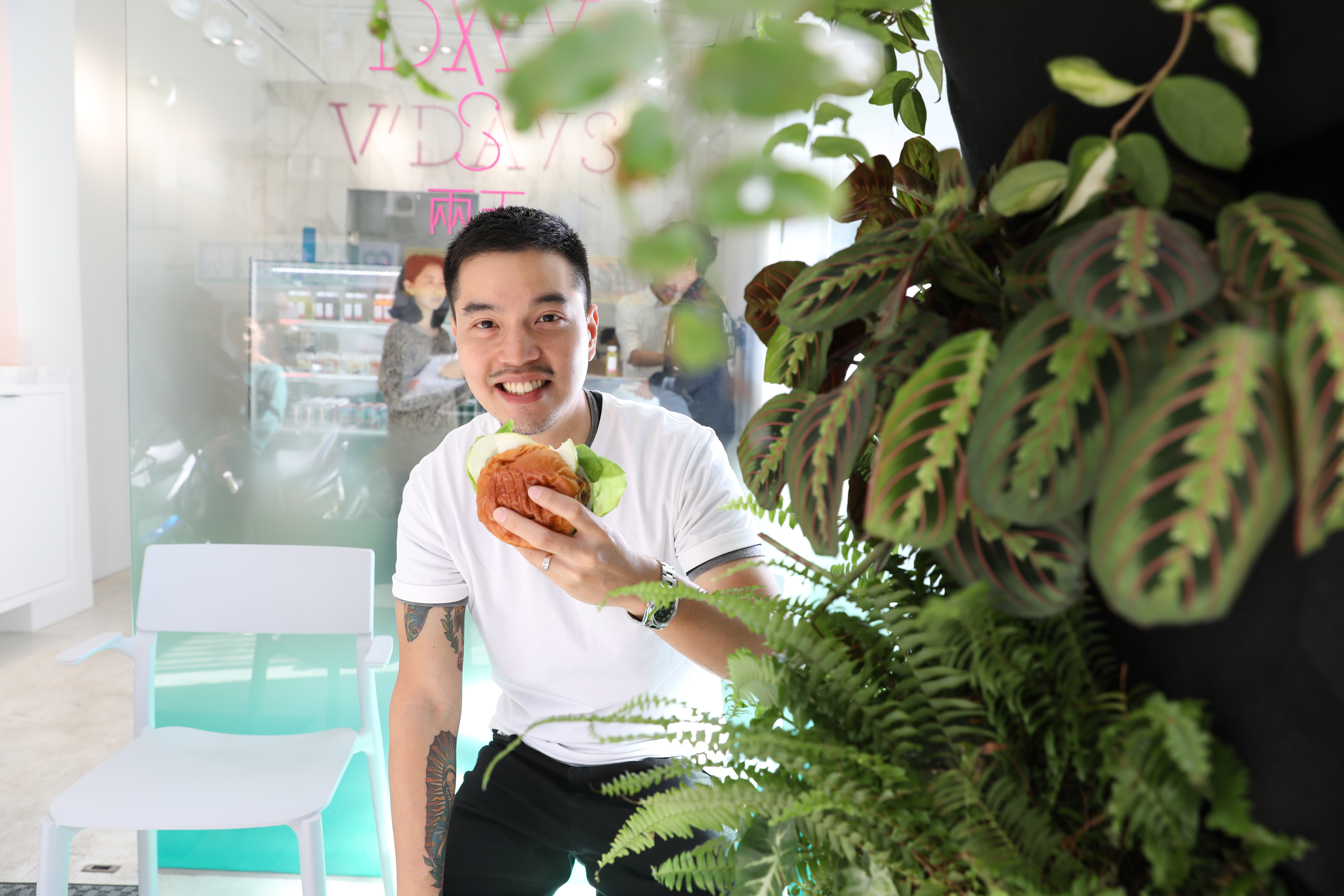 「VDAYS兩天」外帶蔬食的老闆陳冠翰研發蔬食漢堡，讓人吃漢堡不再有深深罪惡感。
