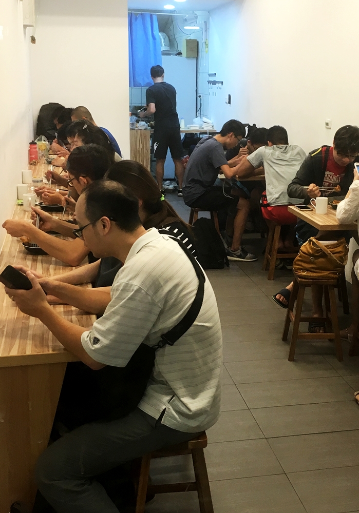 平價美味的豬排飯吸引不少顧客，餐期雖然需要排隊，但翻桌速度快。