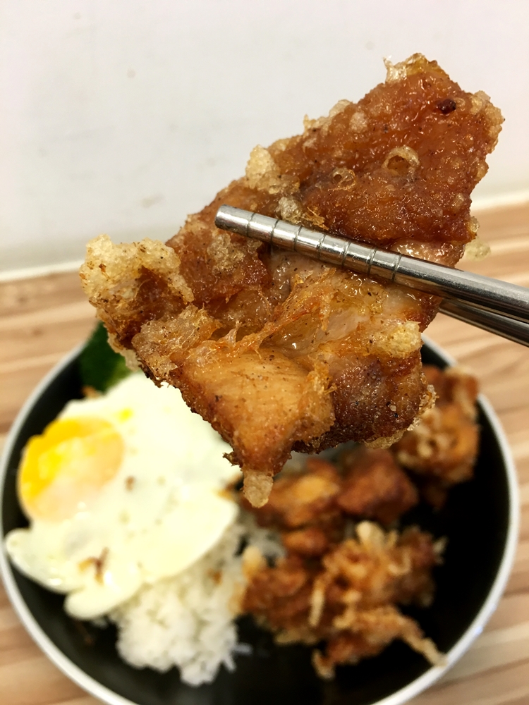 「唐揚雞咖哩」的炸雞麵衣比豬排還酥，一口咬下還有燙口雞汁。（130元／份）