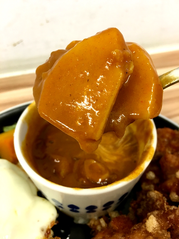 「豬排咖哩」的咖哩醬濃香微辣，還有燉得鬆綿入味的馬鈴薯塊。（130元／份）
