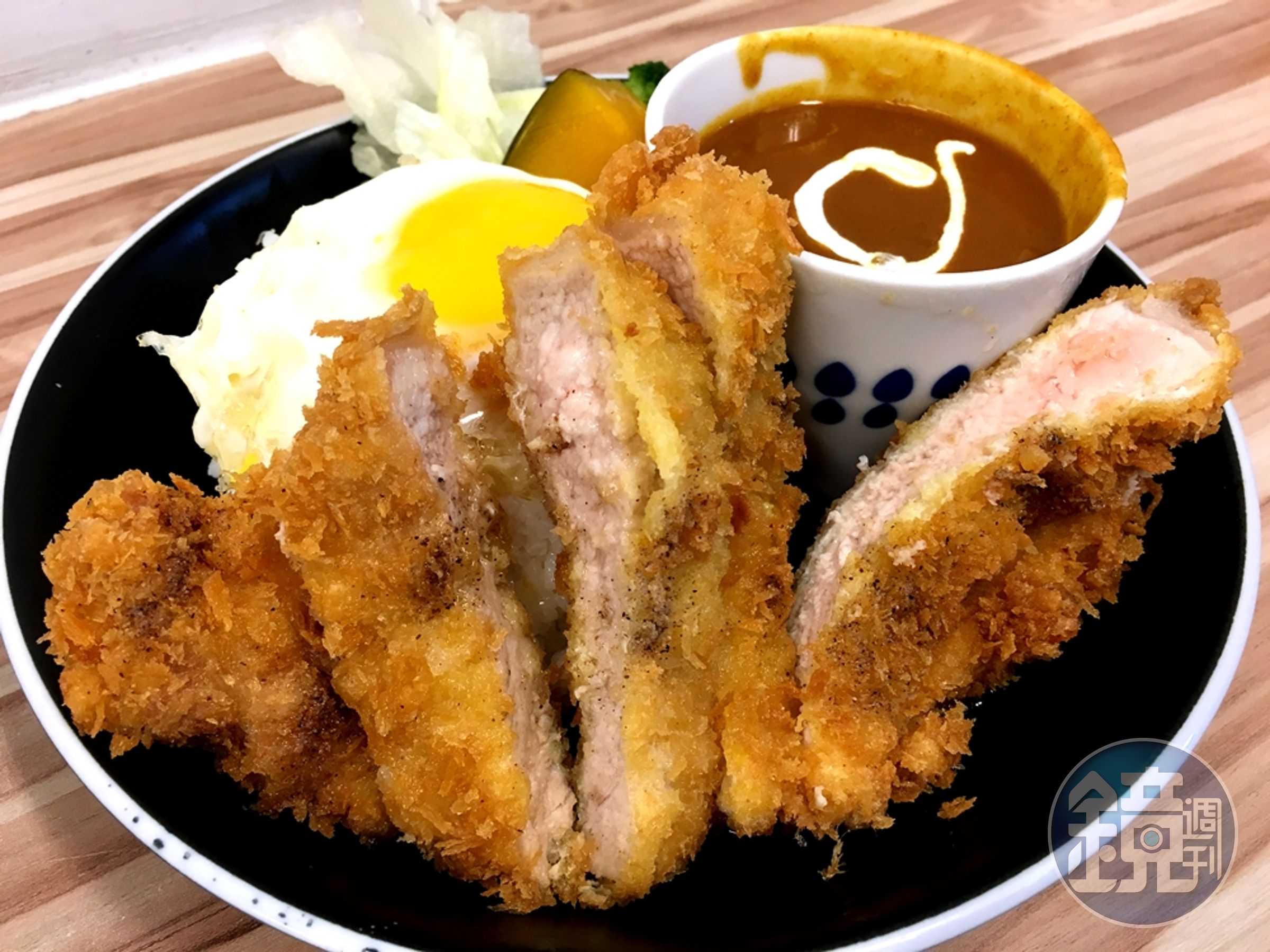 「豬排咖哩」分量十足又能加醬續飯，吸引眾多學生族群。（130元／份）