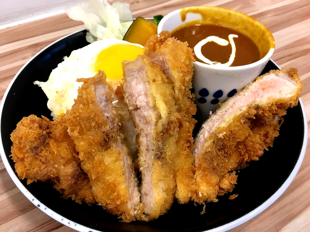 「豬排咖哩」分量十足又能加醬續飯，吸引眾多學生族群。（130元／份）