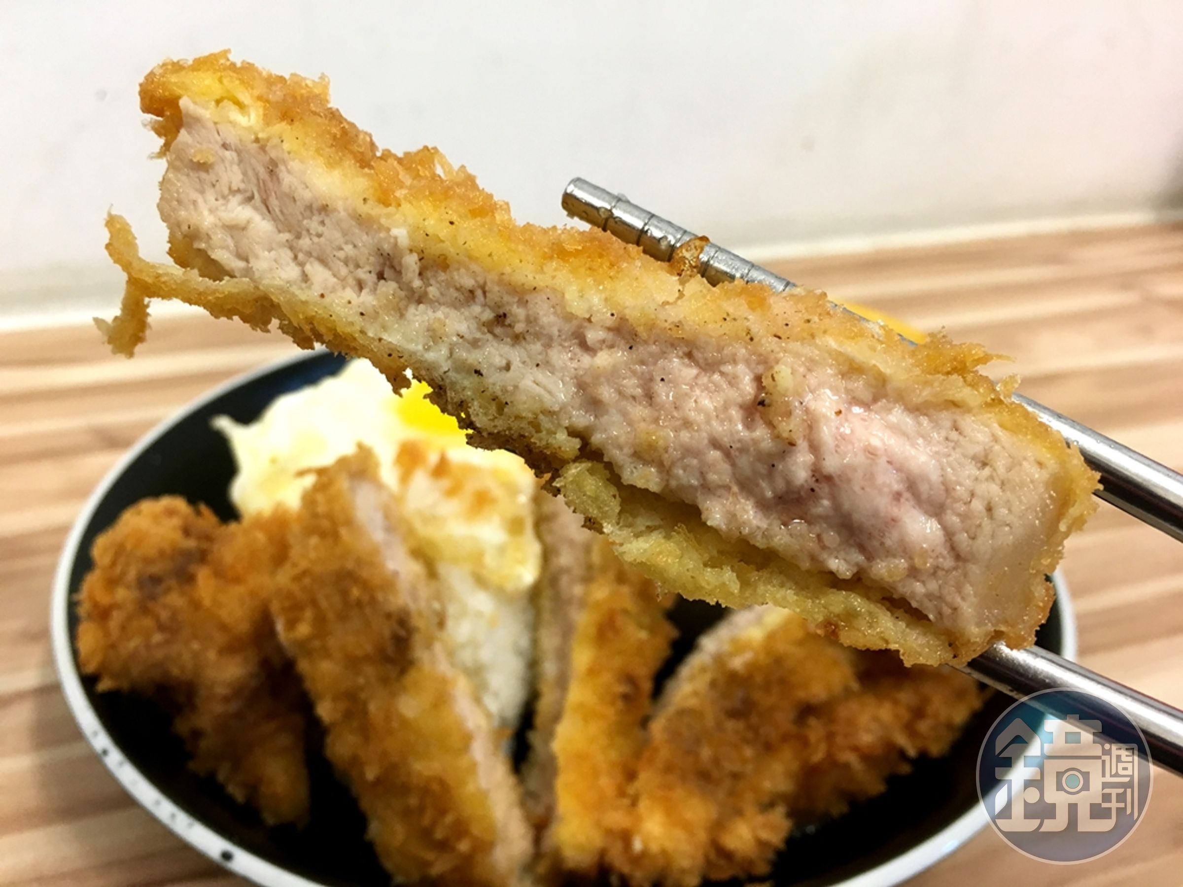 「豬排咖哩」的炸豬排厚達一公分，肉質紮實又有鲜甜肉汁。（130元／份）