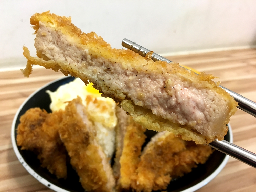 「豬排咖哩」的炸豬排厚達一公分，肉質紮實又有鲜甜肉汁。（130元／份）