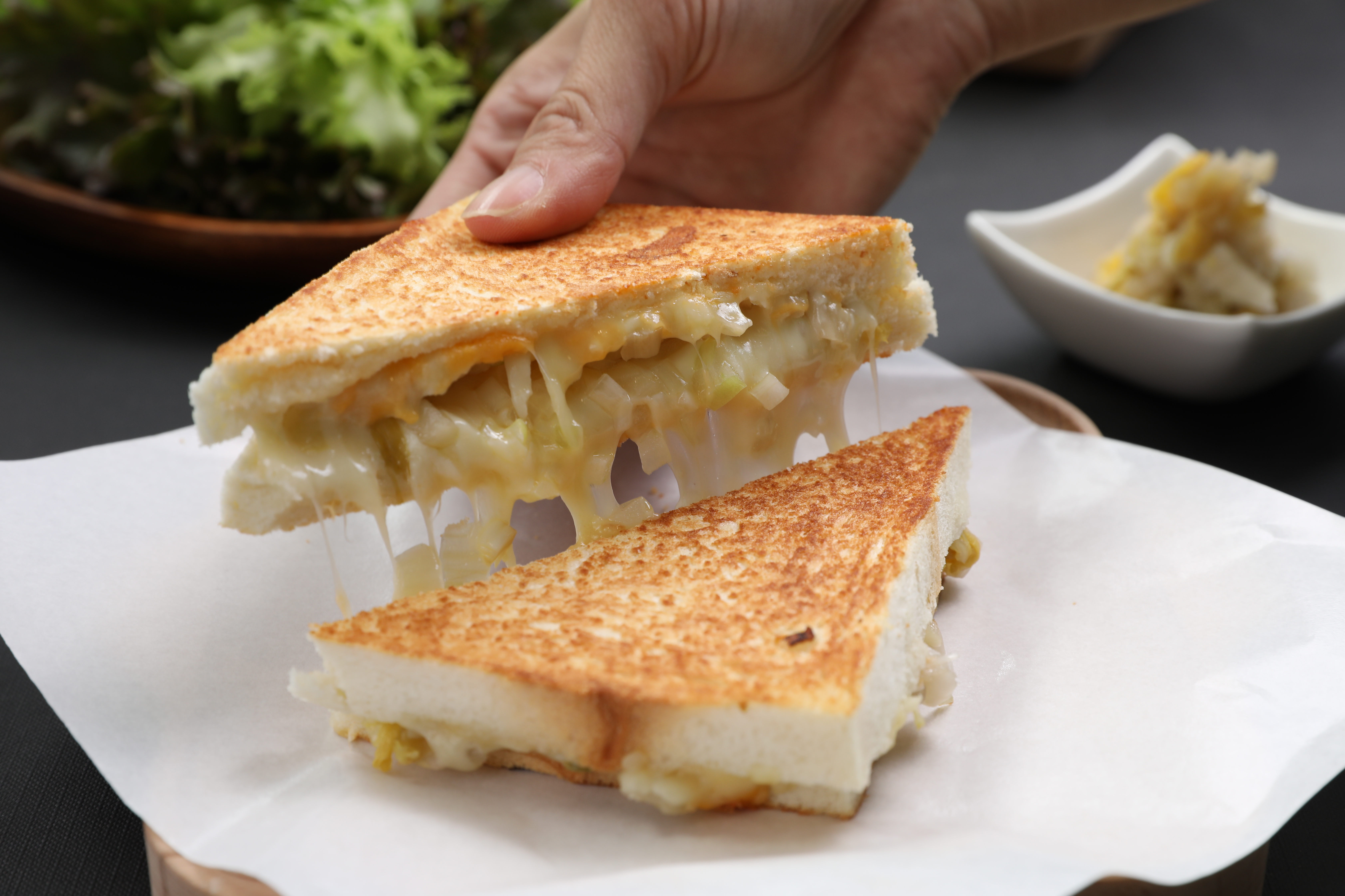 「酸白菜起司三明治」用了「延齡堂」酸白菜，微微的鹹甜很剛好。（90元／份）