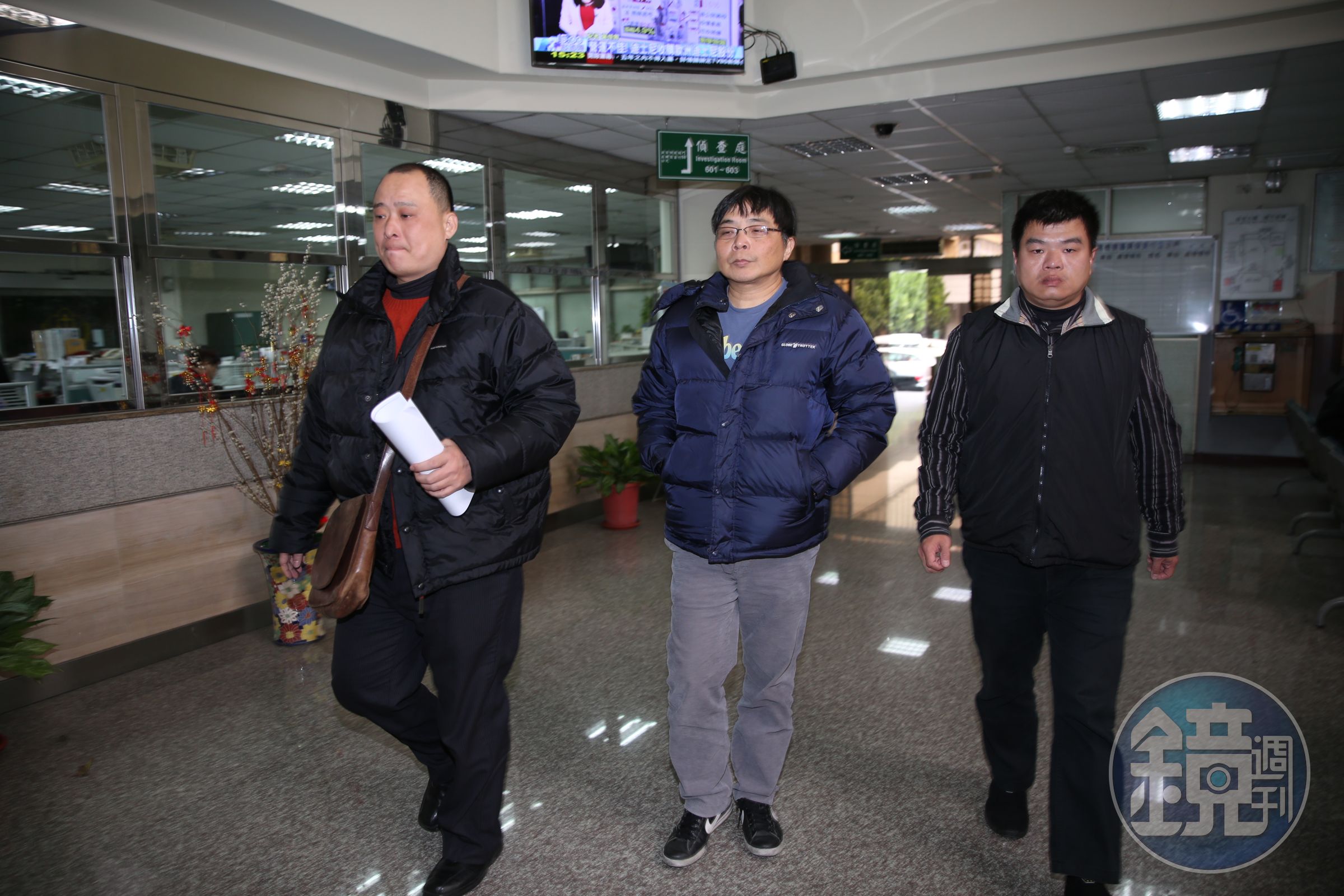假軍情局少將盛重遠13日遭憲兵隊移送新北地檢署複訊，檢察官將他聲請羈押禁見。