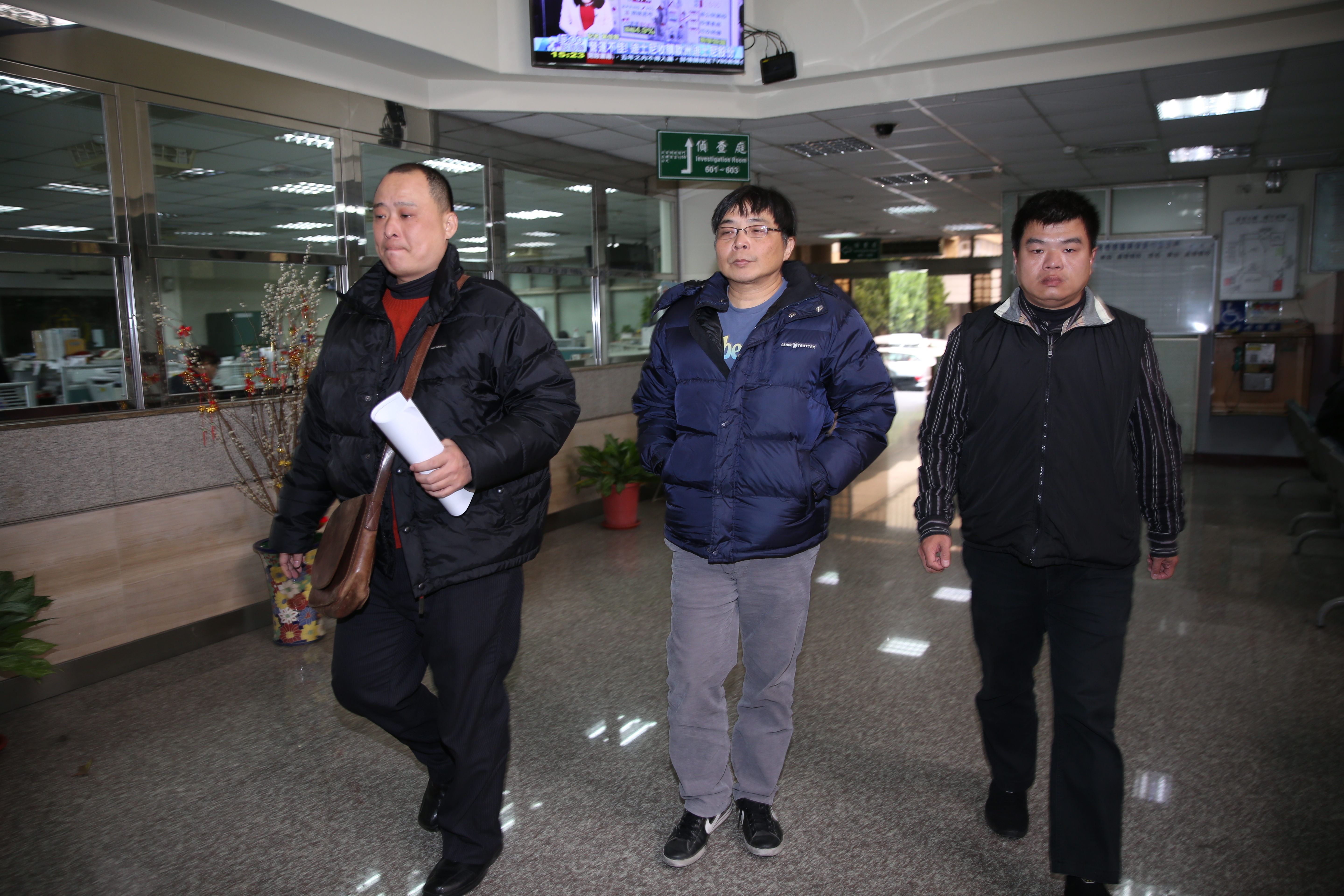 假軍情局少將盛重遠13日遭憲兵隊移送新北地檢署複訊，檢察官將他聲請羈押禁見。