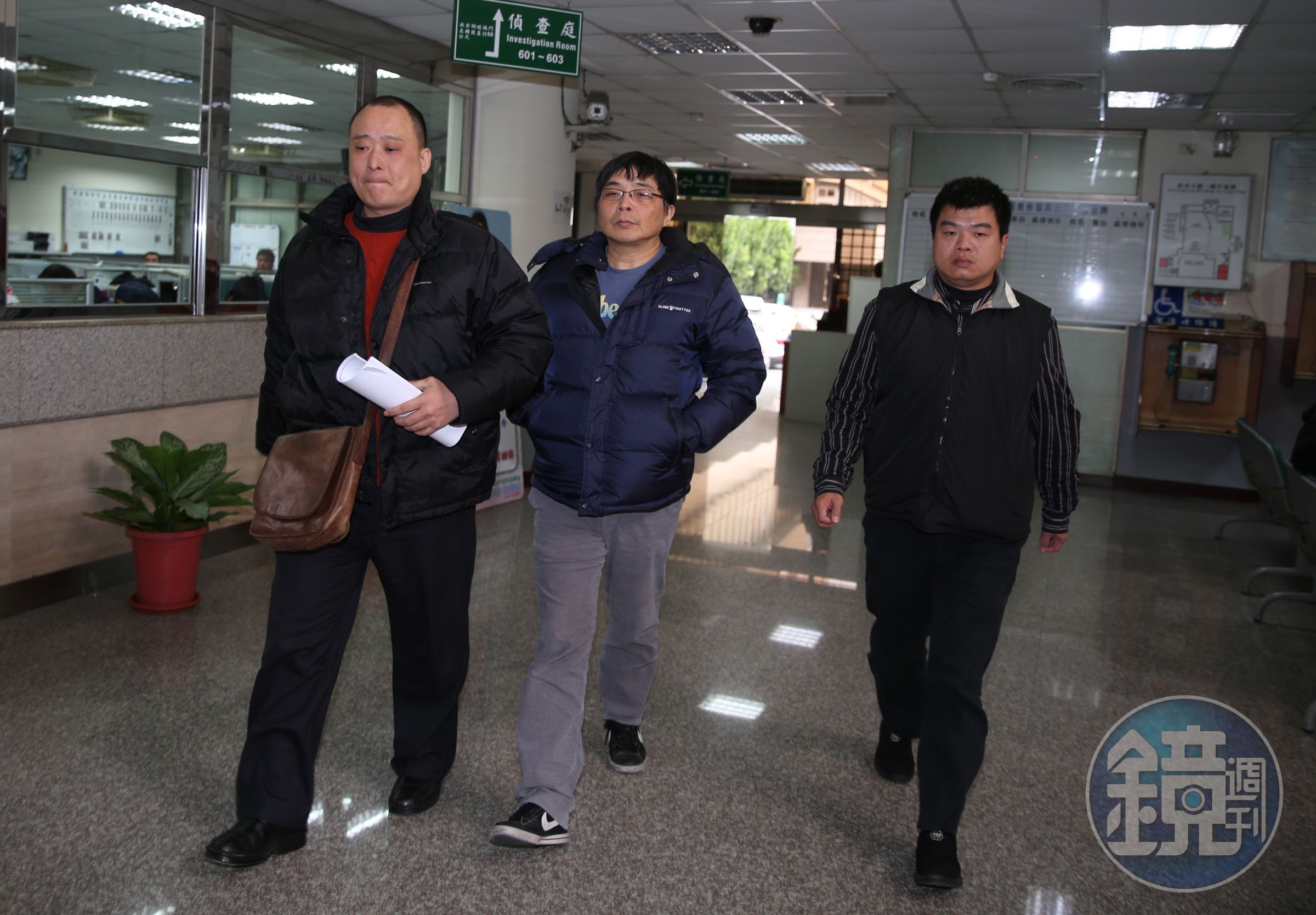 假軍情局少將盛重遠(中)13日遭憲兵隊移送新北地檢署複訊，檢察官將他聲請羈押禁見。