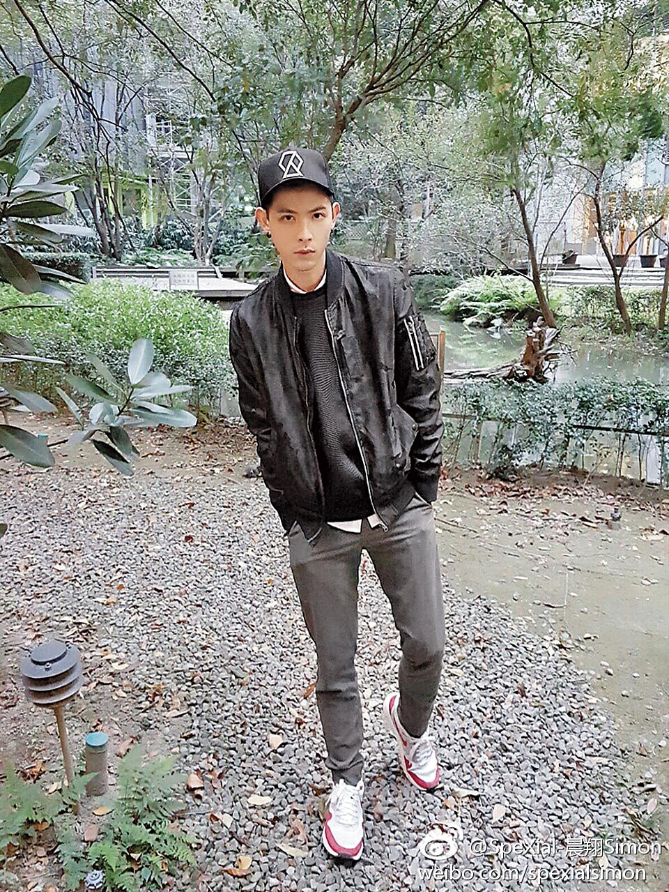 晨翔被爆料他經常對工作人員擺臭臉,傲嬌的模樣和螢幕前的甜笑判若兩人。