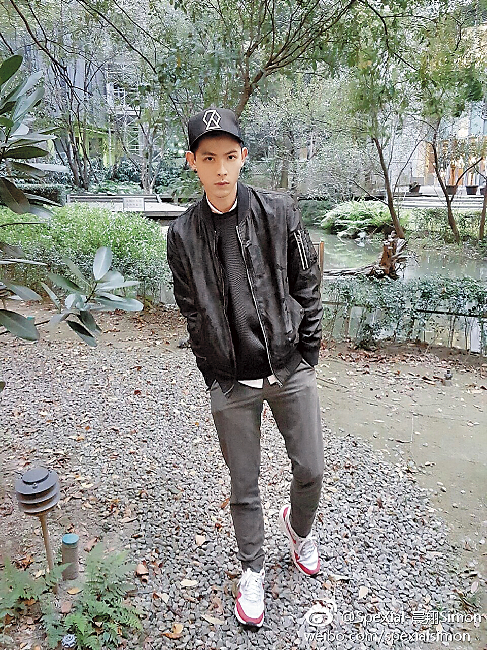 晨翔被爆料他經常對工作人員擺臭臉，傲嬌的模樣和螢幕前的甜笑判若兩人。