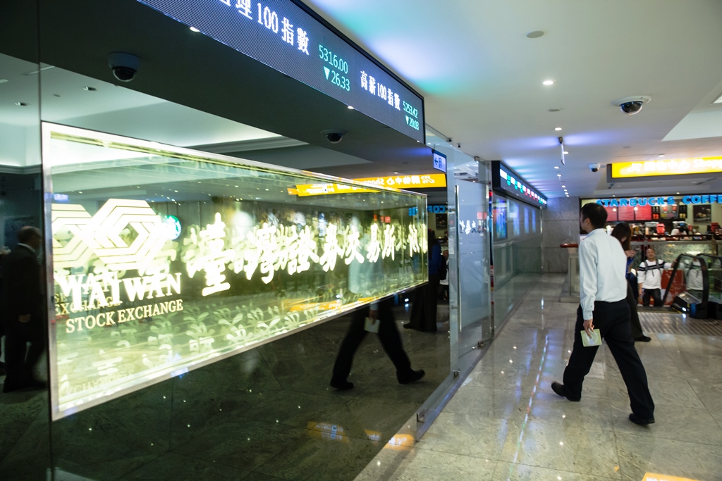 交易所要求台紙必須在4月5日前召開股東臨時會，改選董監事，以符合公司治理原則。