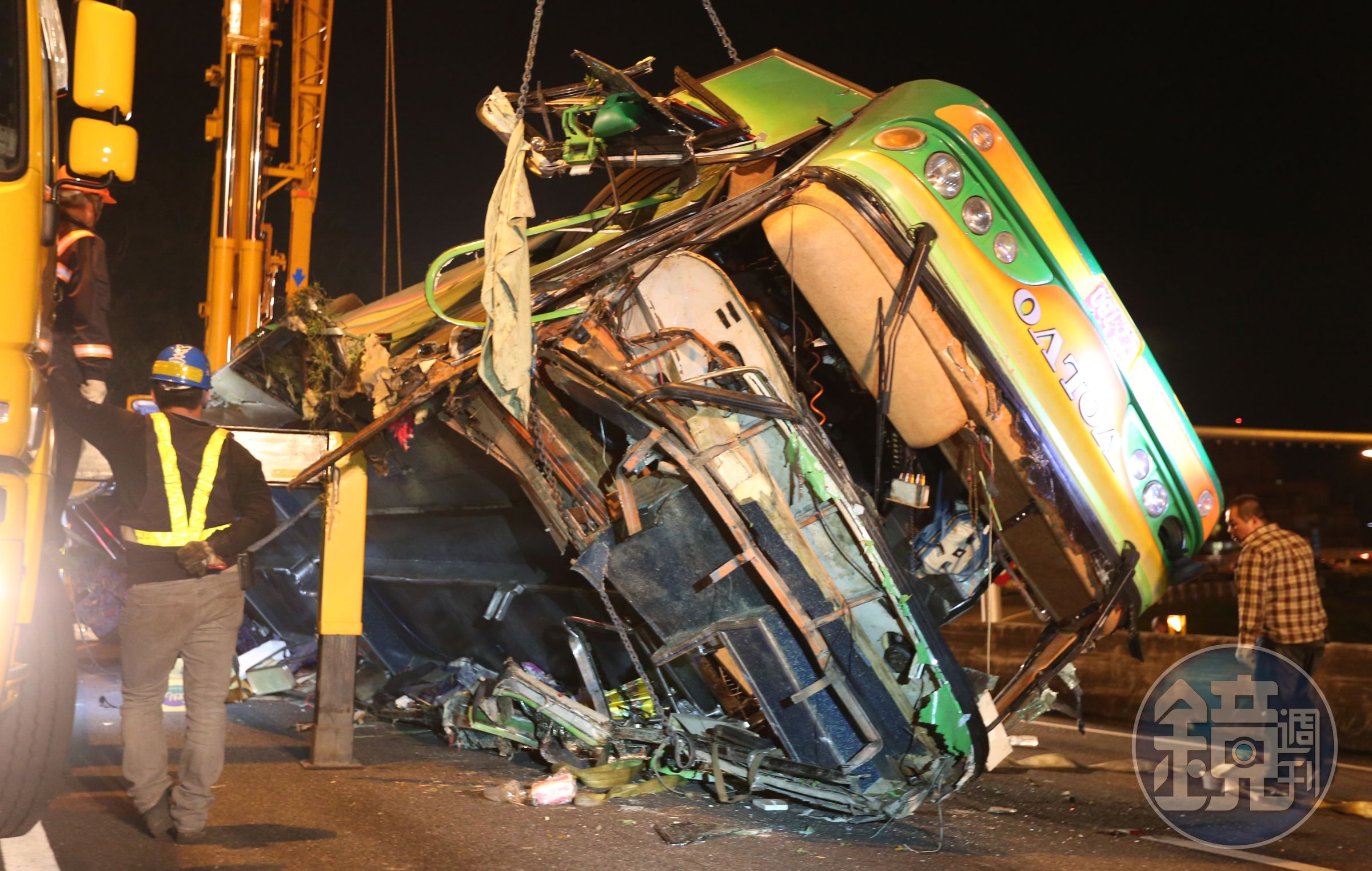 遊覽車被擠壓到變形，造成嚴重死傷。