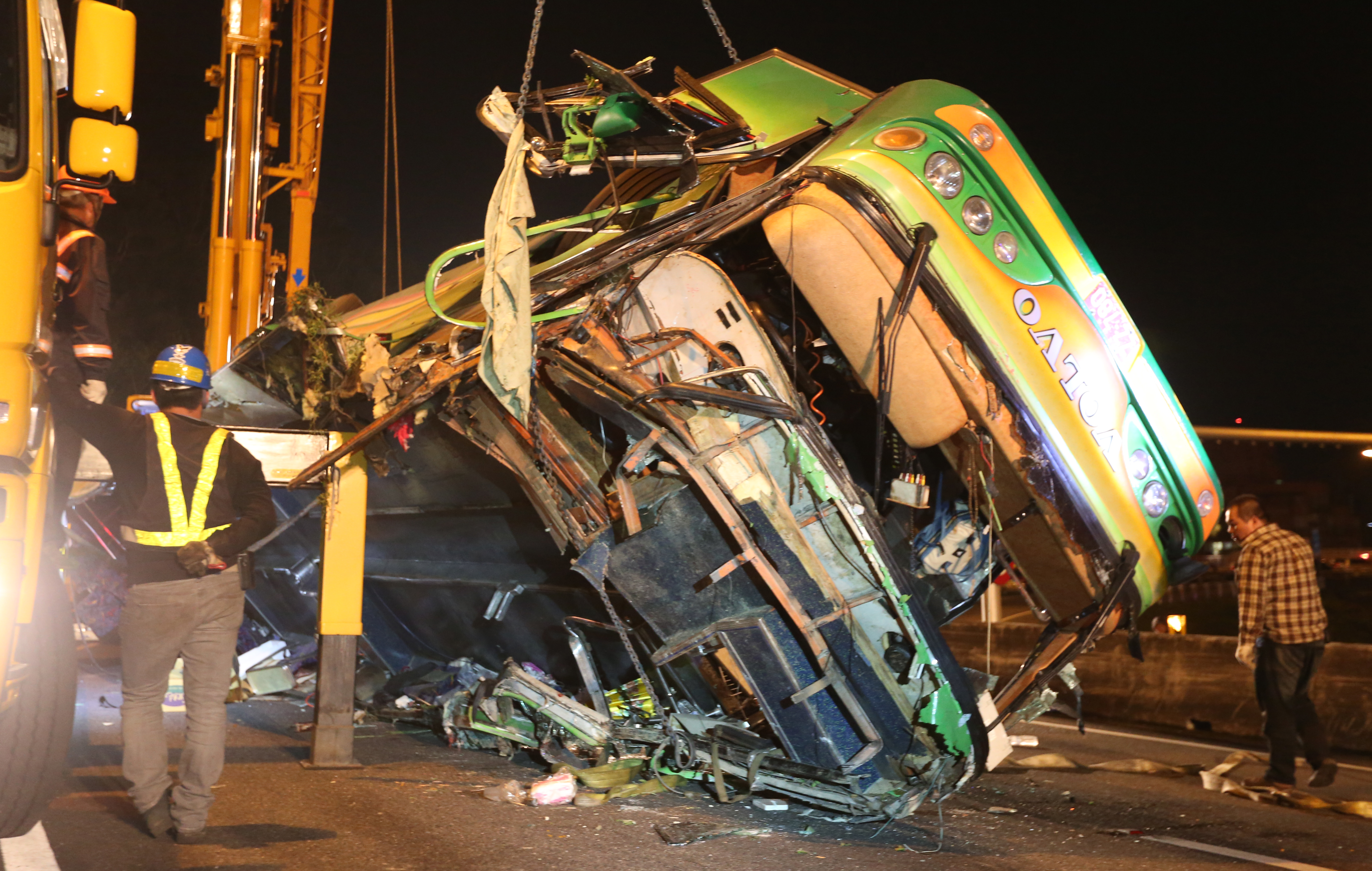 遊覽車被擠壓到變形，造成嚴重死傷。
