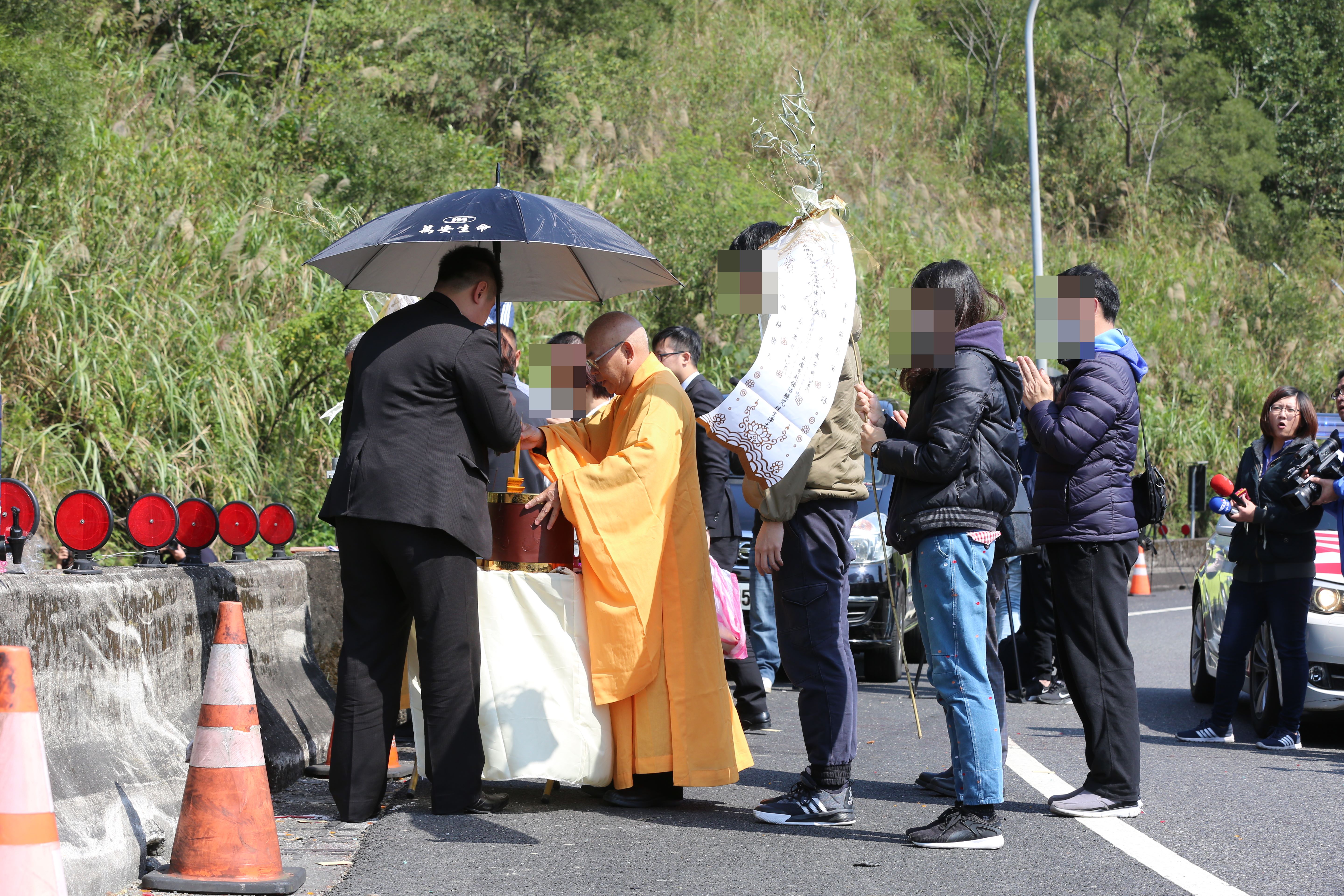 國道最嚴重車禍造成33人死亡，罹難者家屬悲痛前往現場招魂。