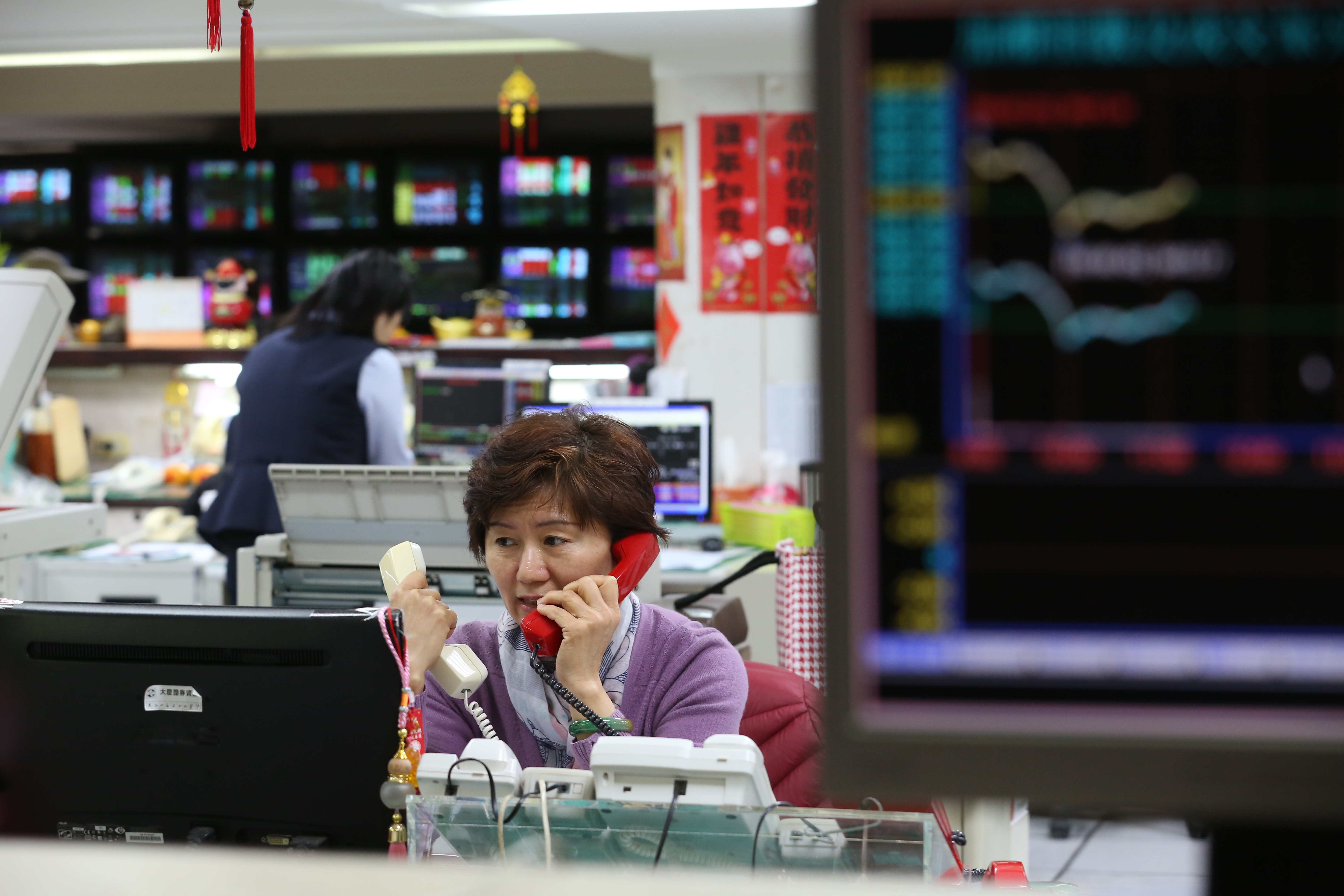 透過國內券商複委託交易美股，會有專人服務，但手續費相對較高。